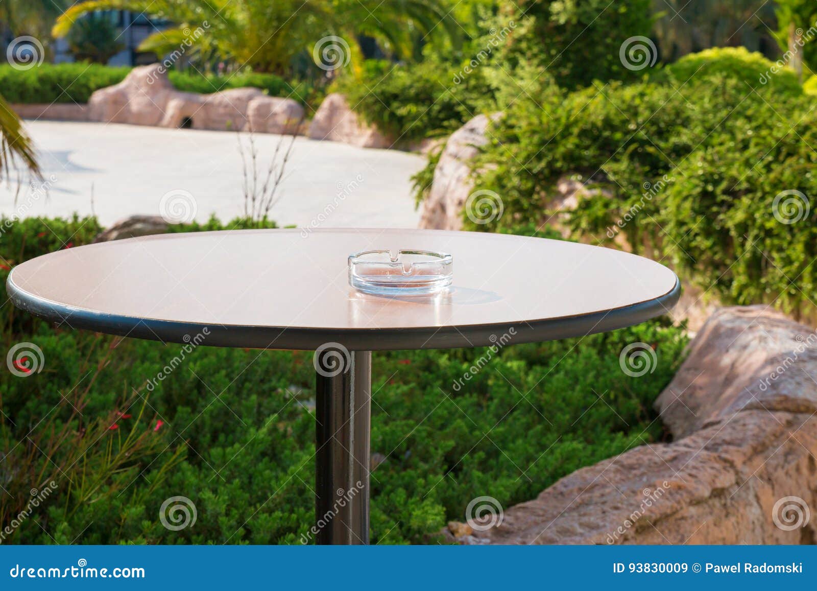 Leerer Aschenbecher Auf Einem Mit Beinen Versehen, Rundtisch Im Garten  Stockbild - Bild von gewohnheit, betrieb: 93830009