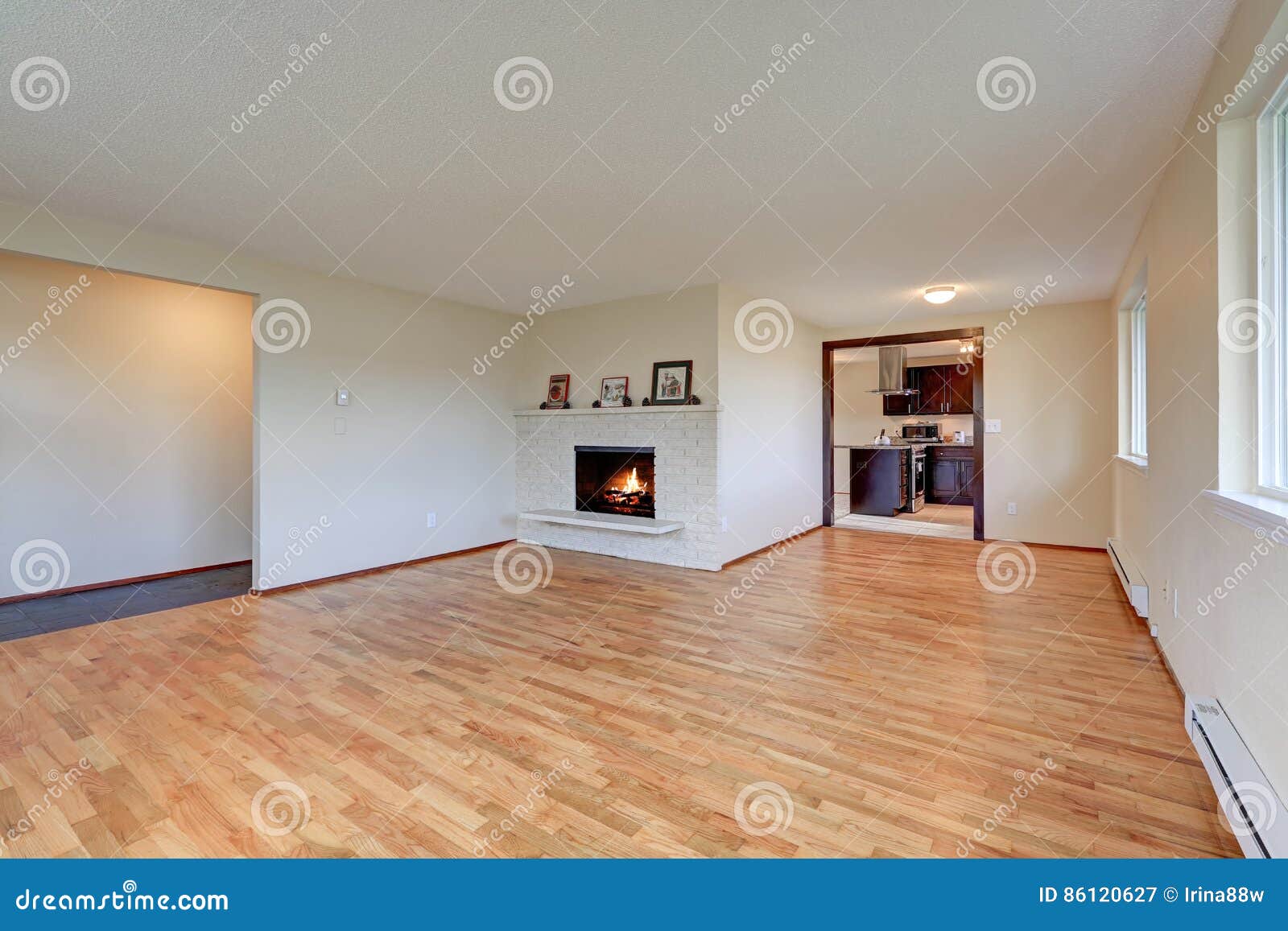 Leeres Geraumiges Wohnzimmer Mit Kamin Stockbild Bild Von Wohnzimmer Leeres 86120627