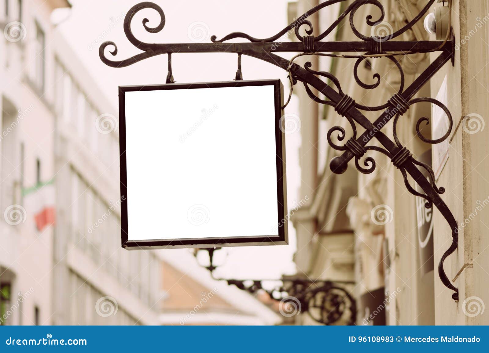 Leeres Quadratisches Schild, Hängend Von Der Schmiedeeisenklammer Stockbild  - Bild von anschlagtafel, system: 96108983