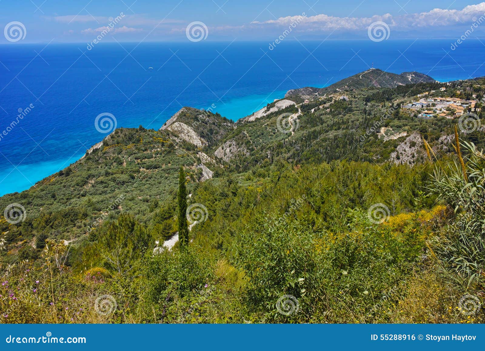 Lefkas-Insel Landschaft mit Wald und ionischem Meer, ionische Inseln, Griechenland