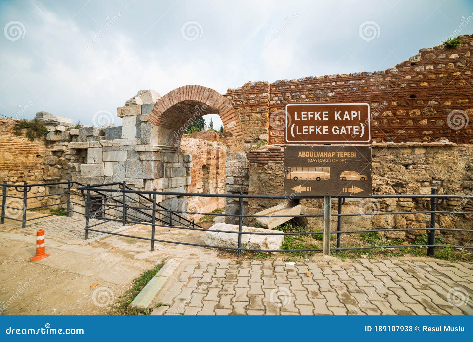 Vista Lateral Do Portão De Esfinge Em Hattusa, Uma Cidade Antiga Localizada  Perto De Bogazale Moderno Na Província Do Coro De Turk Foto de Stock -  Imagem de escultura, pedra: 255079190