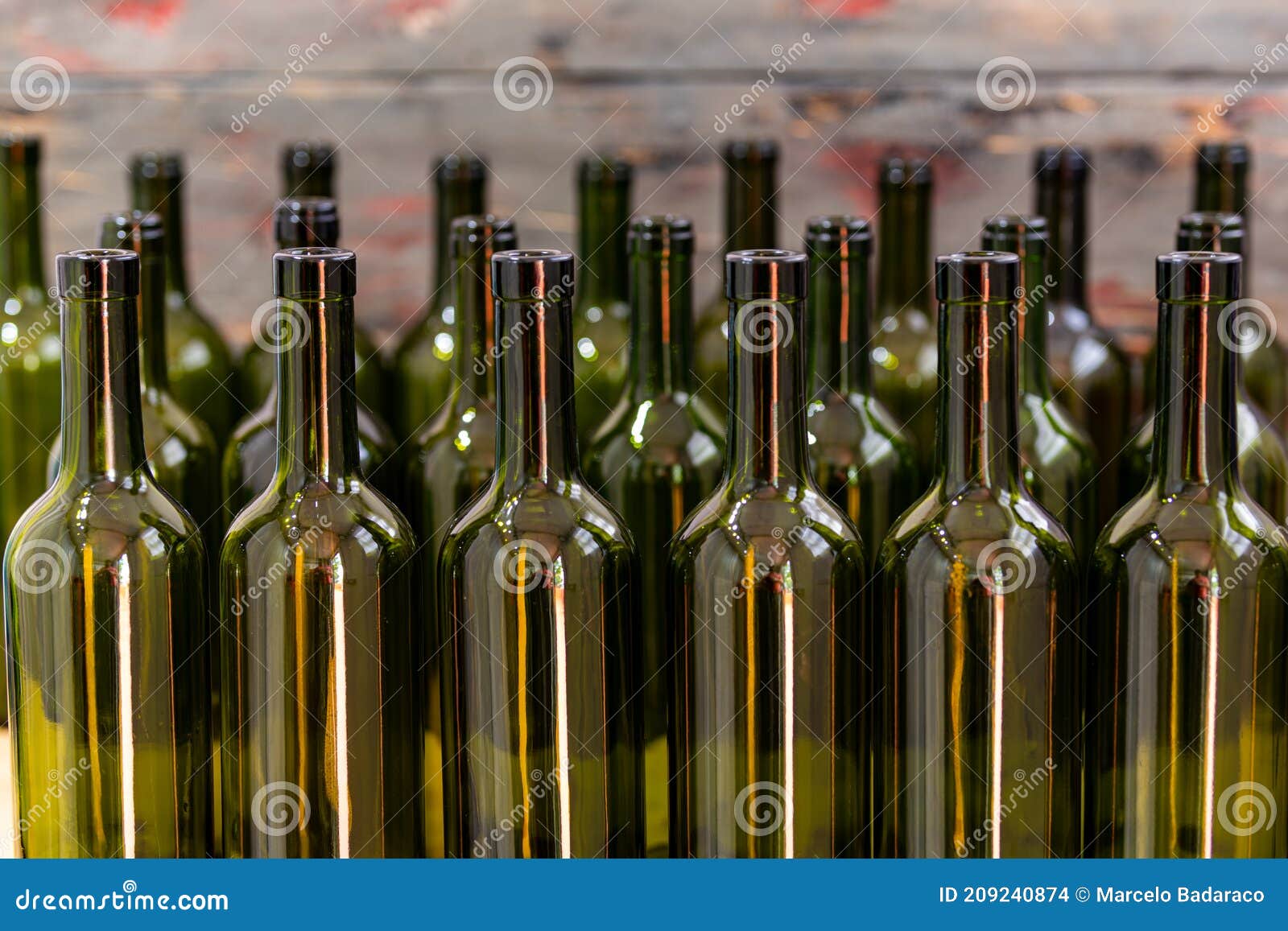 Varen Fascineren Raar Lege En Gekleurde Wijnflessen Stock Foto - Image of wijn, kleur: 209240874