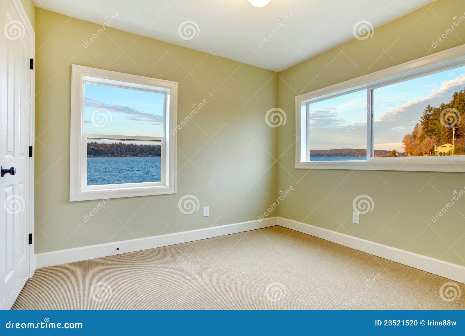 Lege slaapkamer met lichtblauwe muren stock foto afbeelding ...
