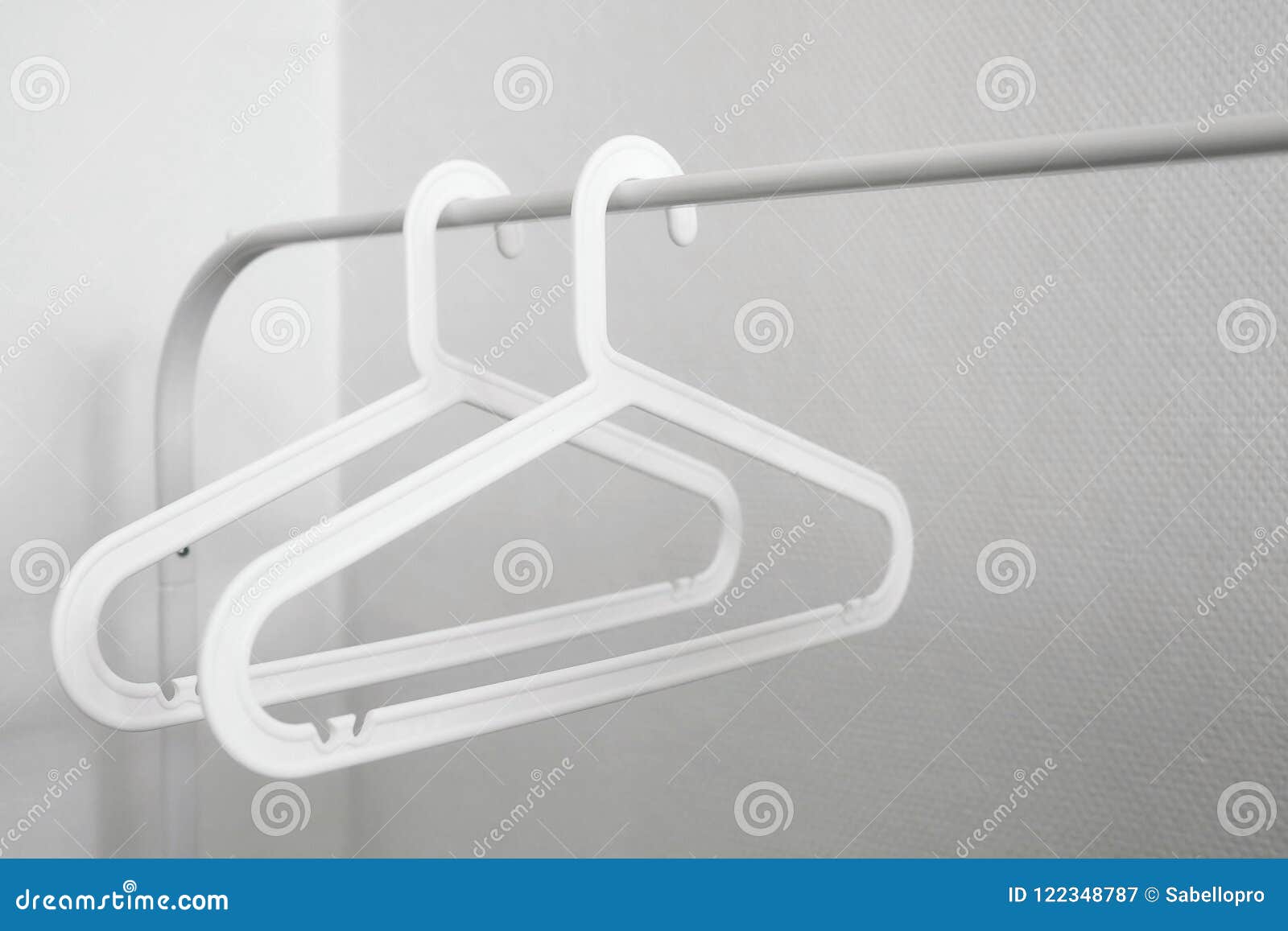 Lege Witte Plastic Kleerhangers Afbeelding - Image huis, kledingwinkel: 122348787