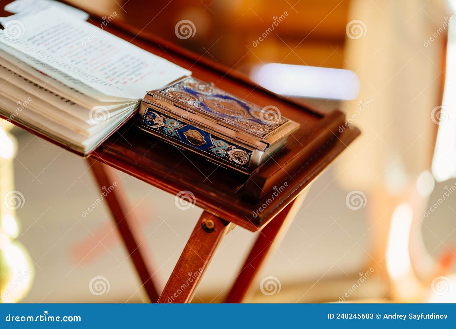 Leggio. Tavola Sulla Quale Sono Messi I Libri Liturgici Durante Il  Servizio. Immagine Stock - Immagine di libro, durante: 240245603