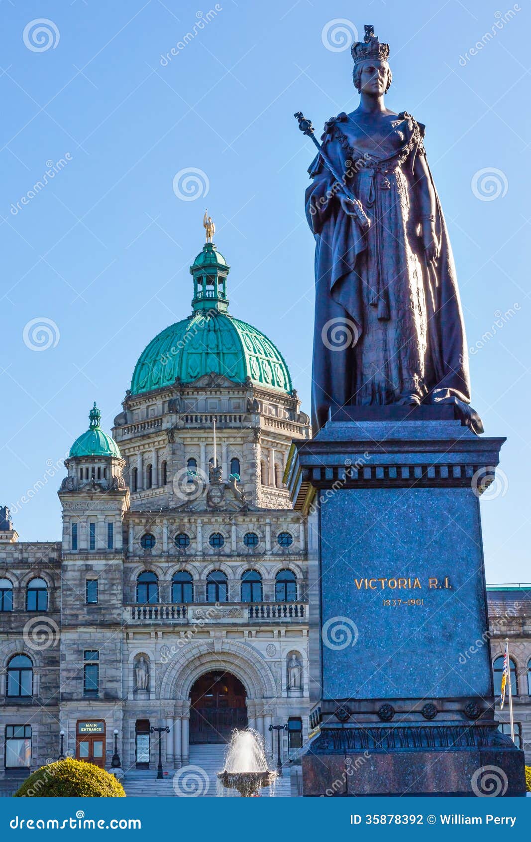 legislative-buildiing-queen-statue-victoria-canada-provincial-capital-parliament-building-british-columbia-gold-top-dome-35878392.jpg