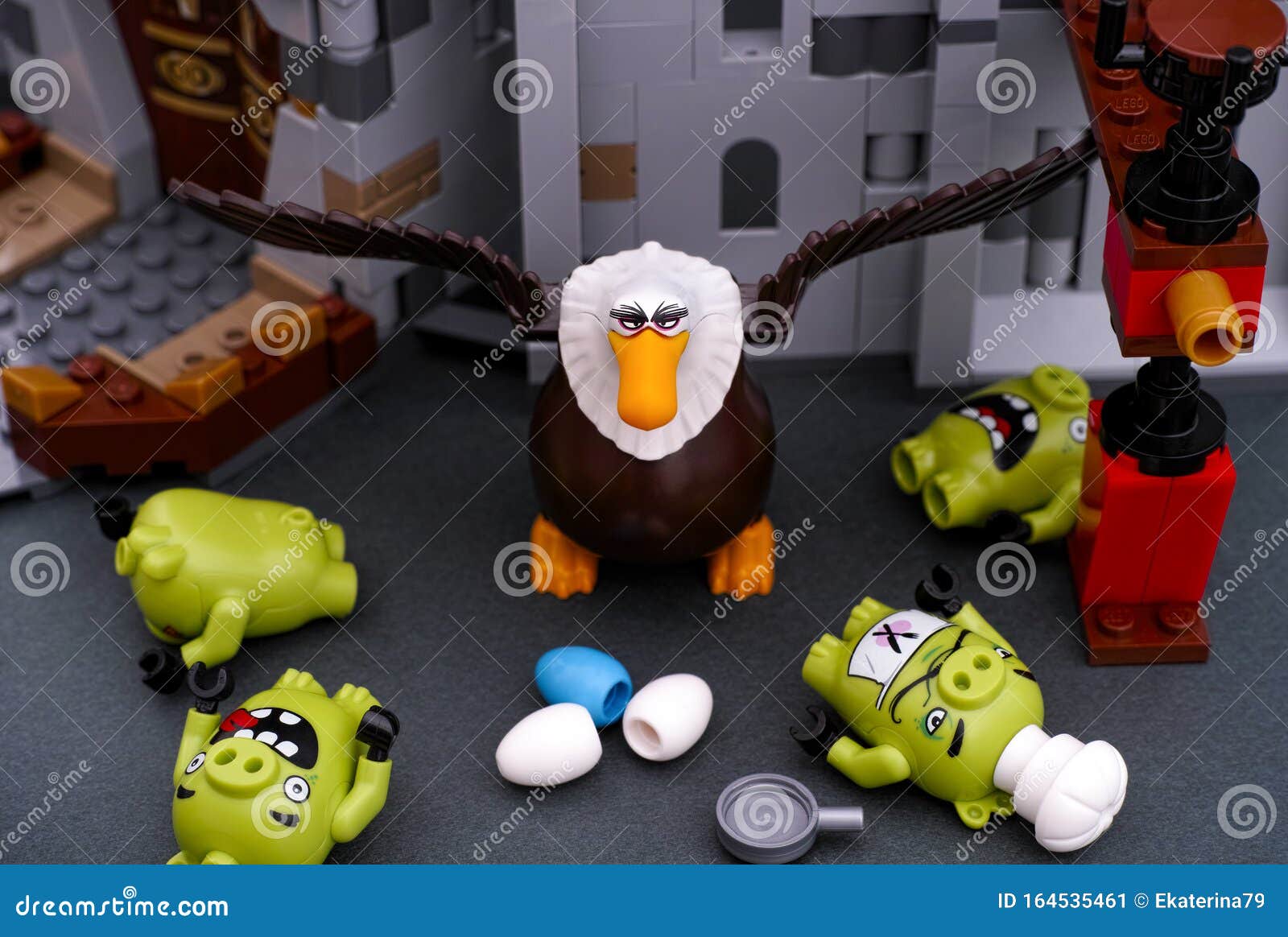 Lego Angry Birds. Four Bad Piggies Defeated by Mighty Eagle Editorial Photo  - Image of brick, chef: 164535461