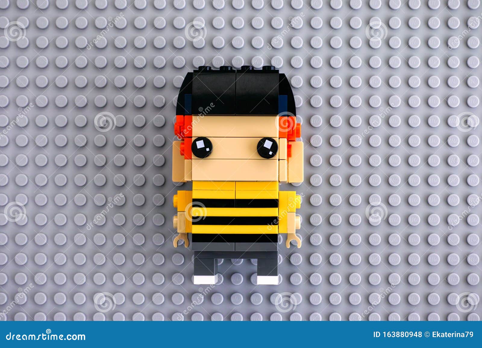 Lego Brickheadz Jongetje Op Grijze Basisplaat Achtergrond Redactionele Stock Foto - Image Of Niemand, Speelgoed: 163880948