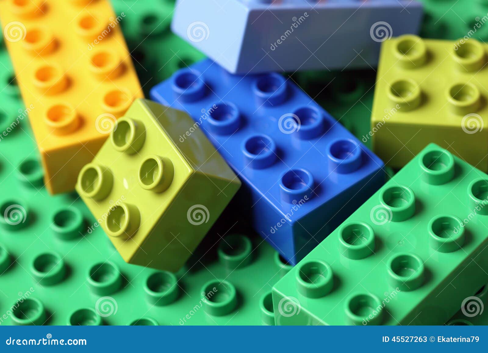 LEGO Duplo Blocks Sur Une Plaque De Base Verte Photo stock éditorial -  Image du éditorial, bloc: 45527263