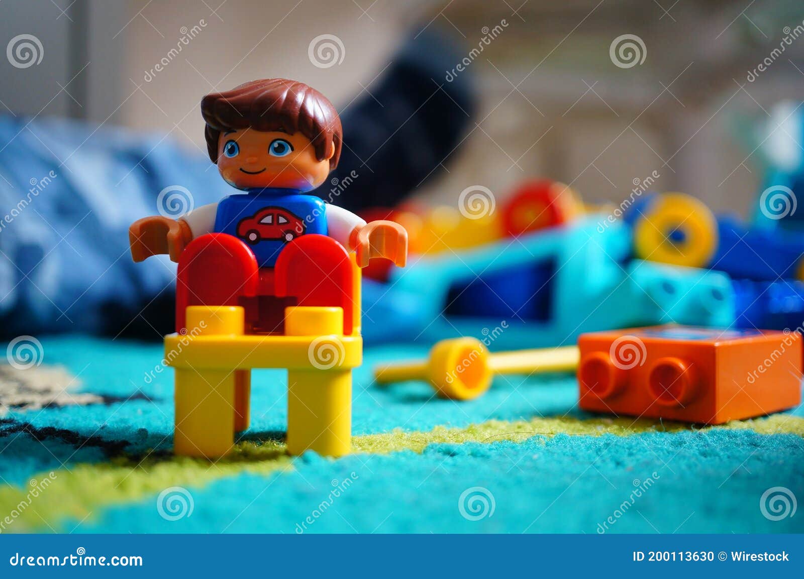 Lego Duplo, Die Op Een Stoel Zit Redactionele Afbeelding - Image Of  Speelgoed, Kind: 200113630