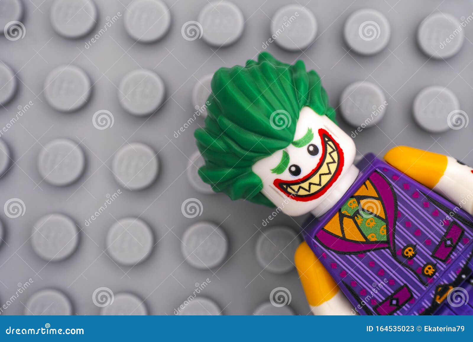 Lego El Joker En La Placa Base Gris Foto de archivo editorial