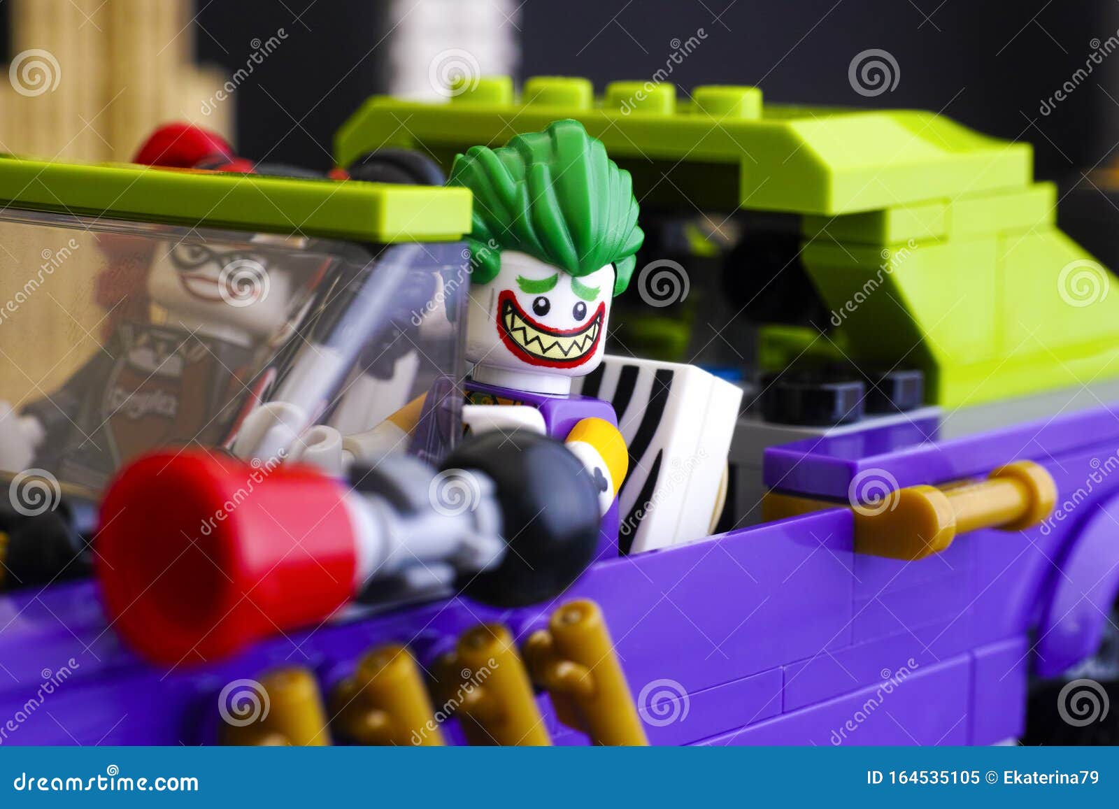 Lego The Joker Y Harley Quinn Minifiguras En El Célebre Carro De La Flor Imagen editorial - Imagen de célebre, lego: 164535105