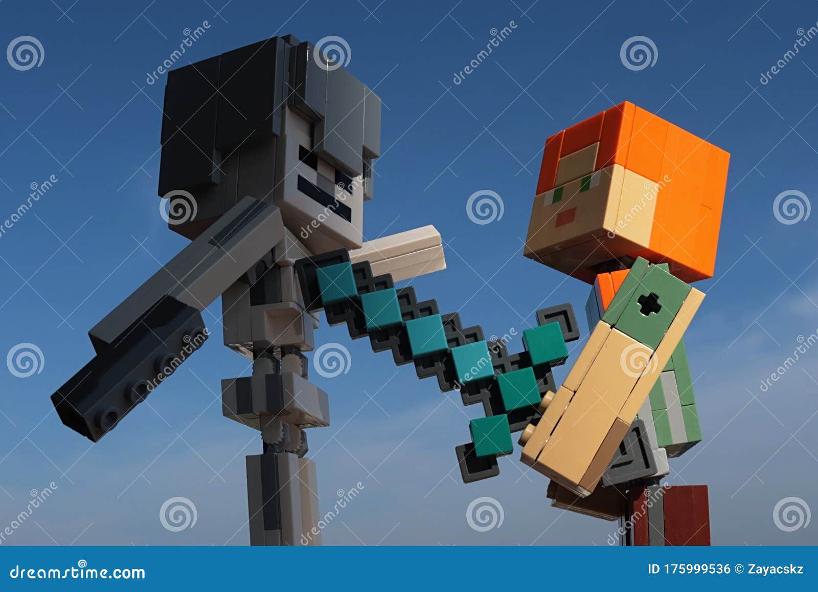 Lego Minecraft Grande Action Figure D'alex Avec L'épée Diamant Combat Avec  Squelette Dans Le Casque. Photo éditorial - Image du squelette, arme:  175999536