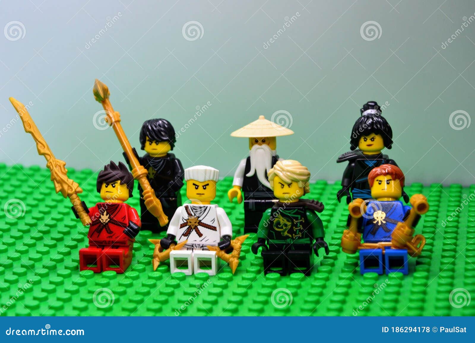 Lego Ninjago Mini Figuren Op Spel Stock Foto - Image of activiteit, nadruk: 186294178