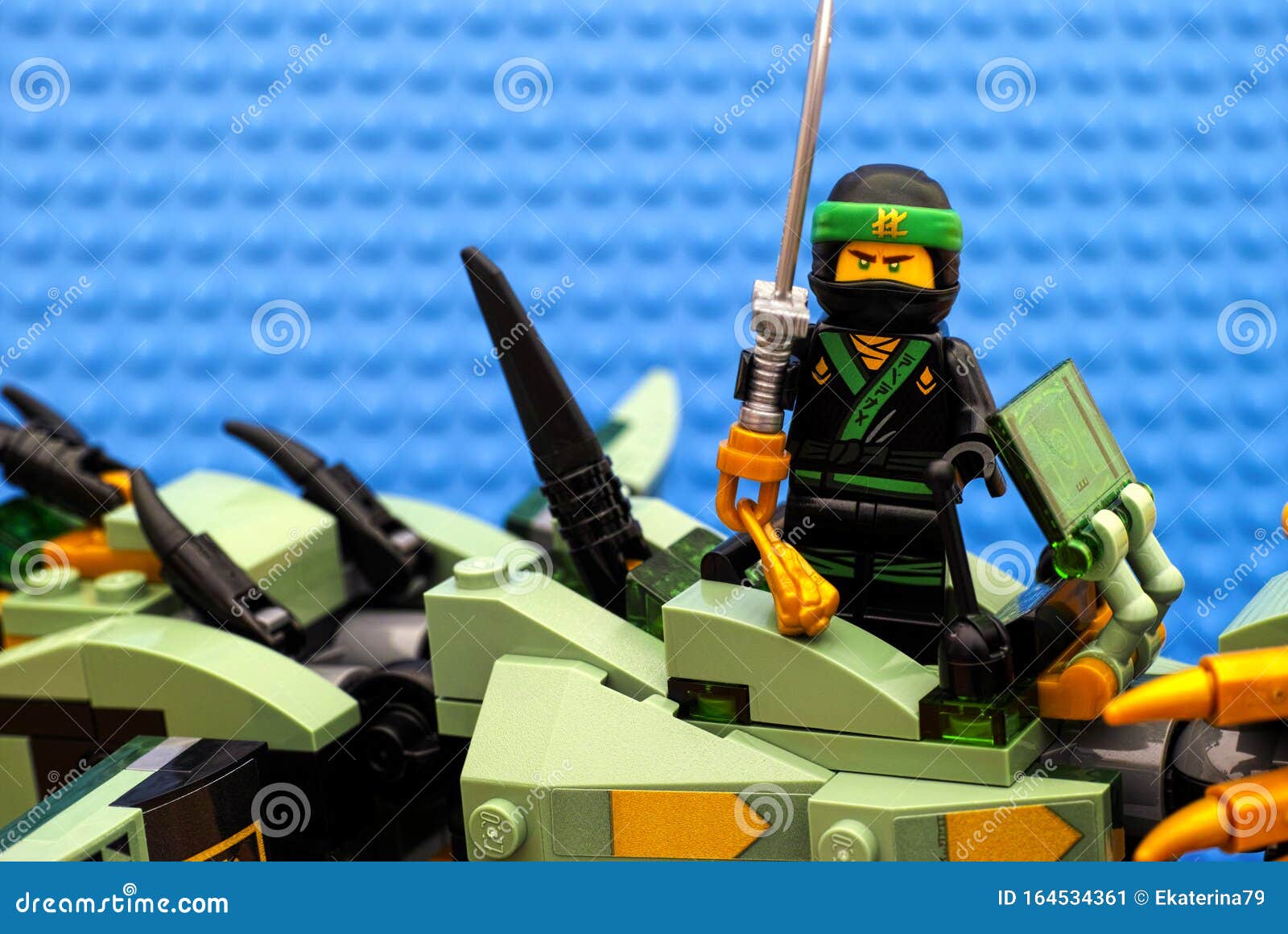 Lego Ninjago Movie Groene Ninja Die Staat Op Green Ninja Mech Dragon Redactionele Foto - Image of groepswerk, groen: 164534361