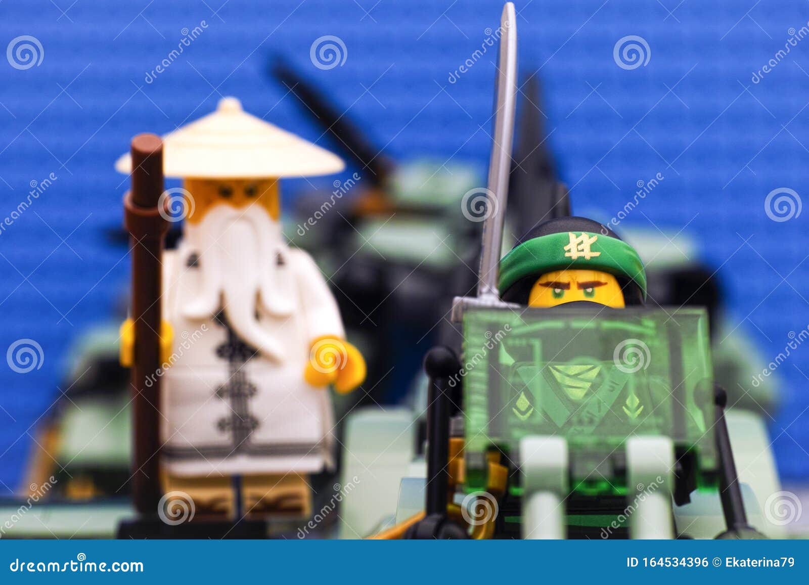 Blind vertrouwen tweede vooroordeel Lego Ninjago Movie De Groene Ninja En Wu Vliegen Op Green Ninja Mech Dragon  Redactionele Foto - Image of baksteen, plastiek: 164534396
