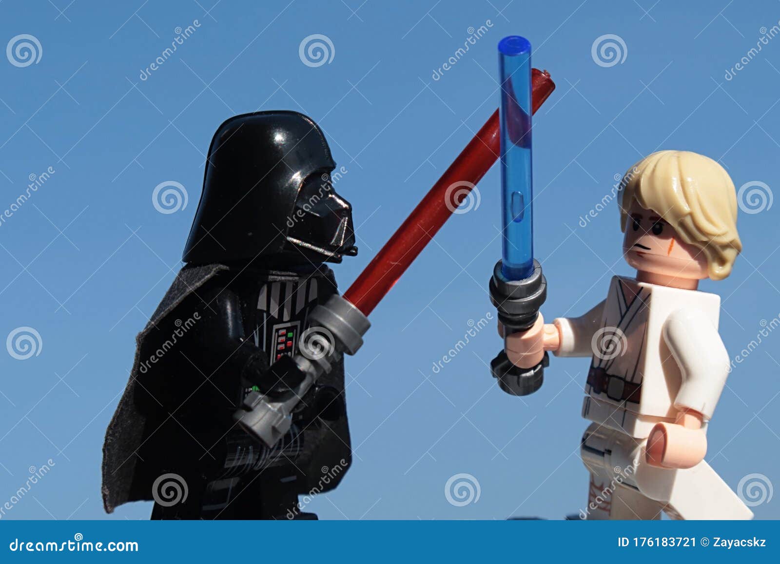 Puntuación Traer atleta Lego Star Wars Figures of Luke Skywalker and Darth Vader Fighting with  Lightsabers Editorial Photo - Image of space, anakin: 176183721