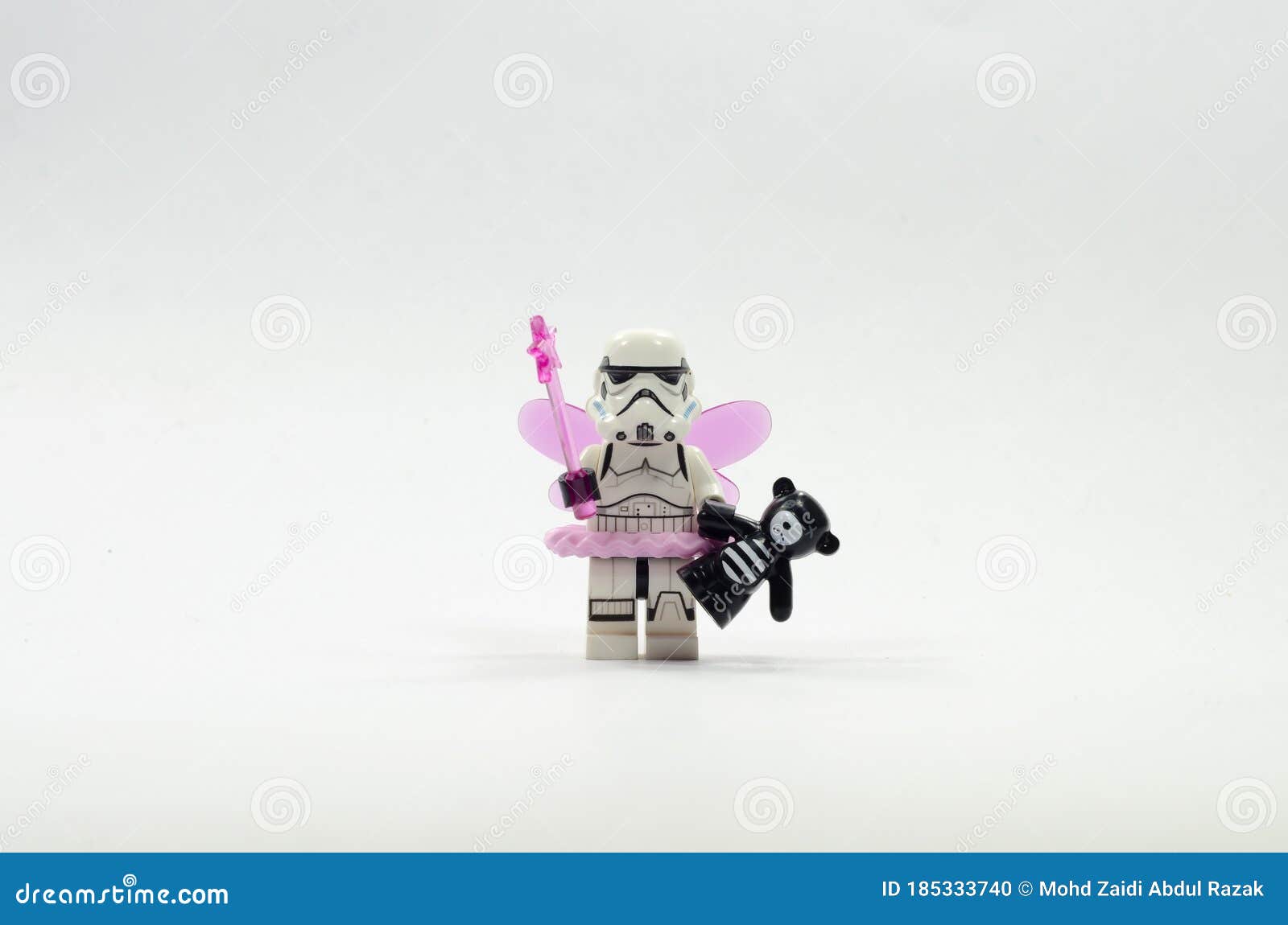 Lego Trooper Vestindo Fantasia De Fada Segurando Ursinho Imagem Editorial -  Imagem de clone, traje: 185333740