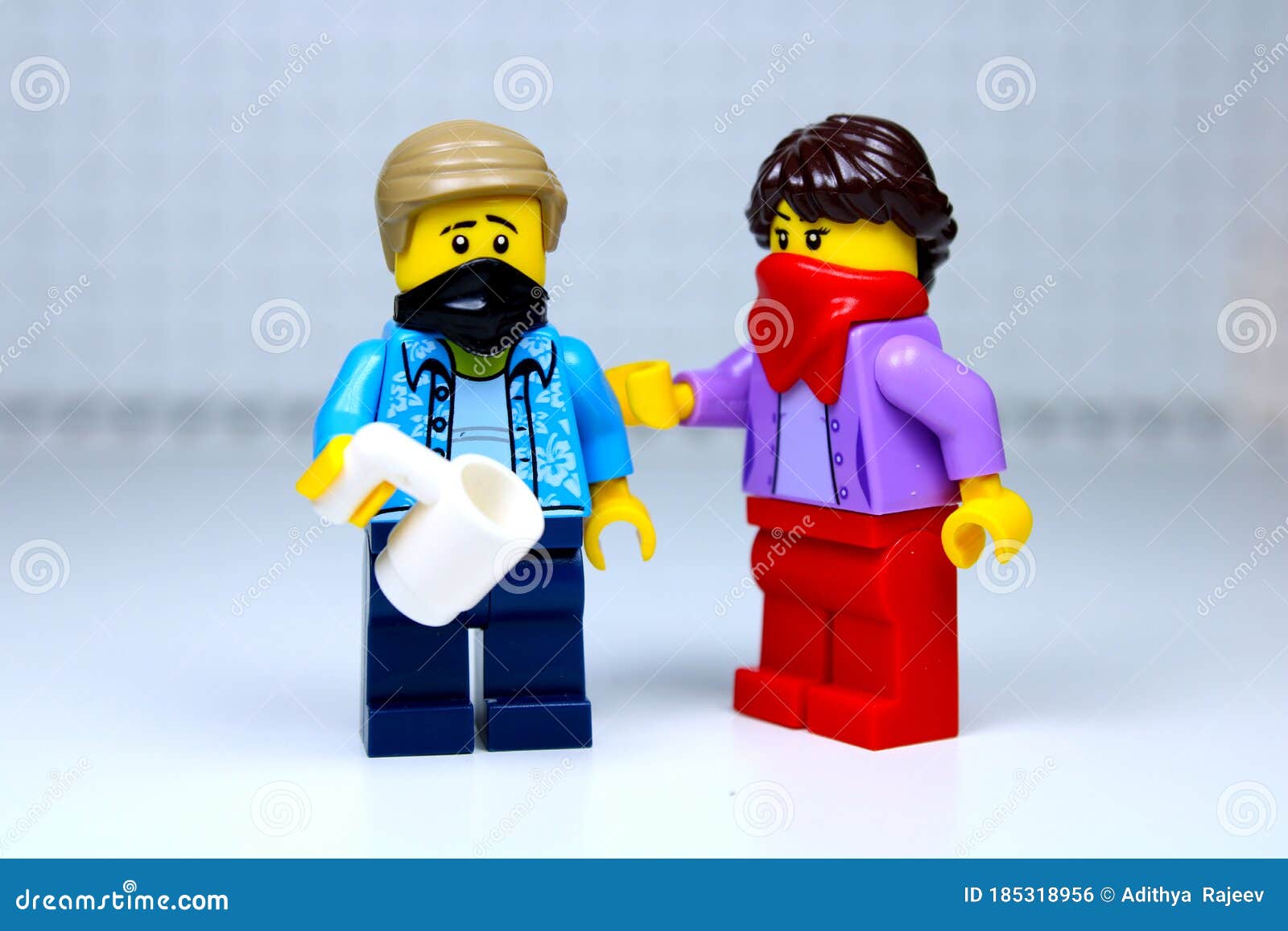 Lego, Uomo E Donna Indossano Una Maschera. Moglie Che Si Prende Cura  Dell'husbandvid19 Fotografia Editoriale - Immagine di consapevolezza,  bianco: 185318956