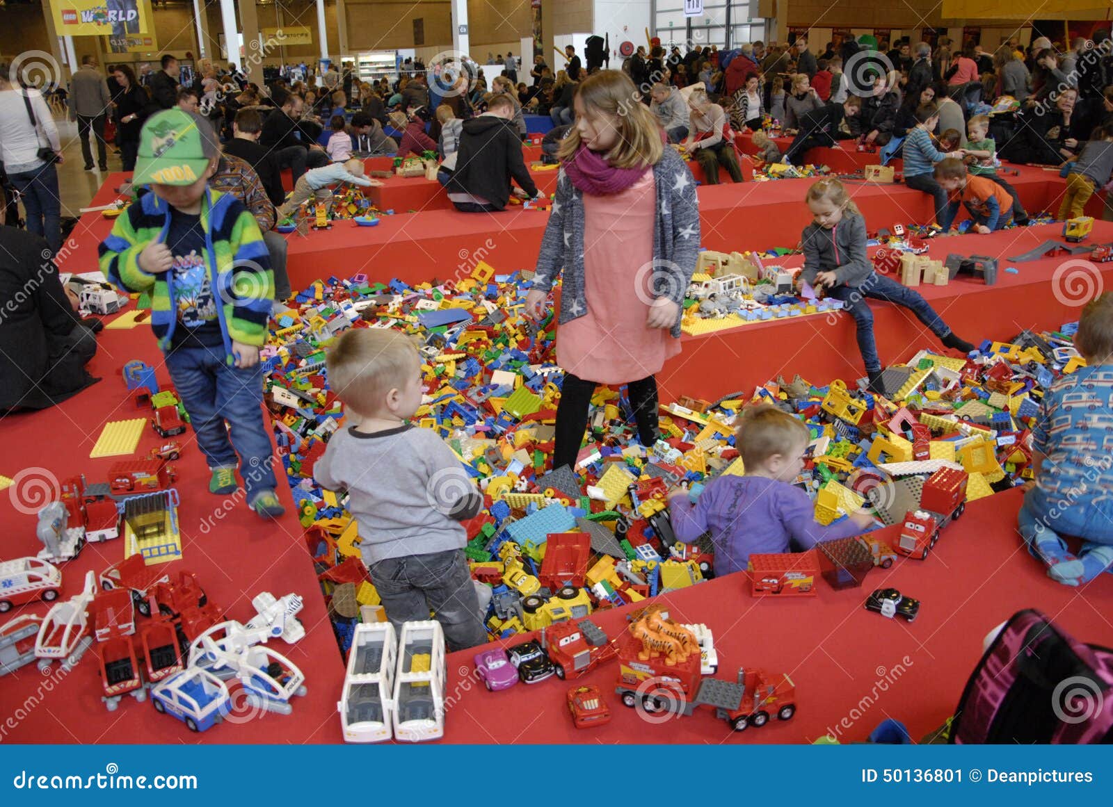 Alaska Svane Transistor LEGO WORLD in BELLA CENTER editorial photo. Image of economy - 50136801