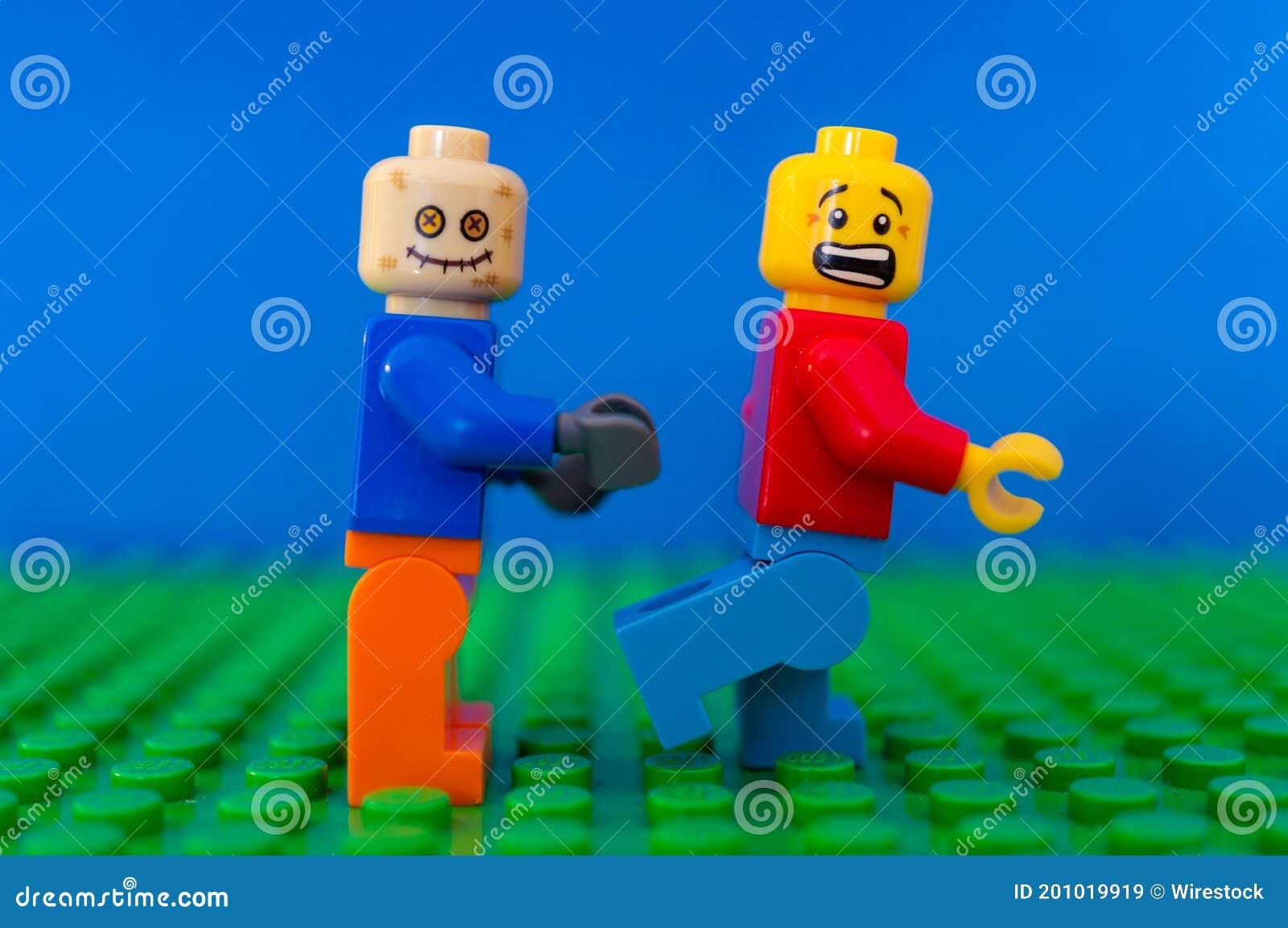 Photo libre de droit de Homme Daffaires En Figurines Lego Échangent De  Zombie banque d'images et plus d'images libres de droit de Adulte - iStock