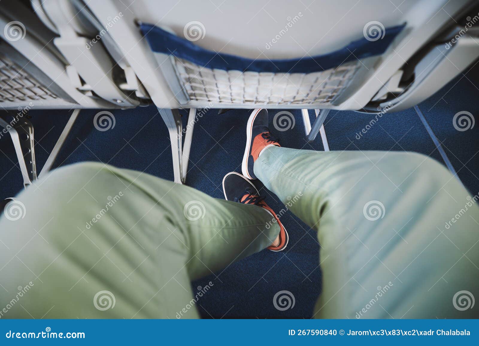legroom between seats in airplane
