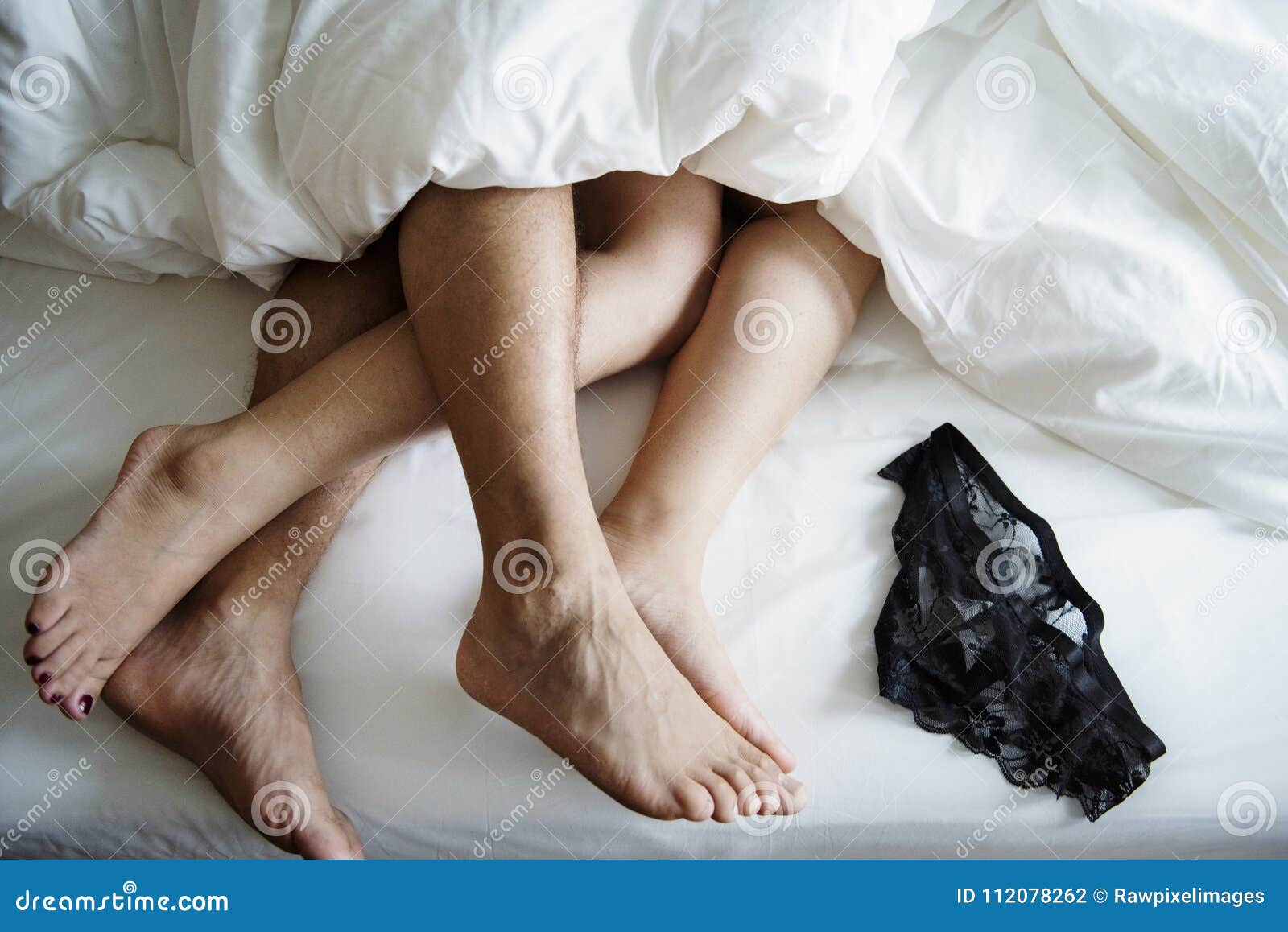 https://thumbs.dreamstime.com/z/legs-couple-sleeping-bed-112078262.jpg