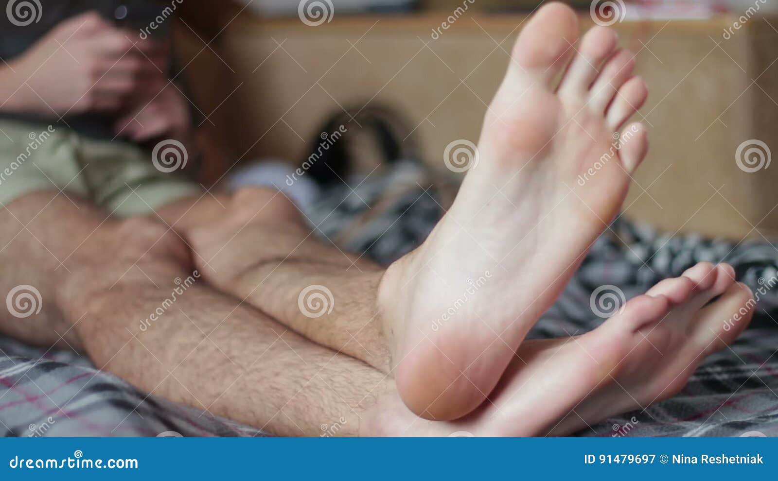 Мужчина лежит нога на ногу. Мужские ноги на кровати. Мужские ноги Наткровати. Босые ноги мужские. Ступни парней.