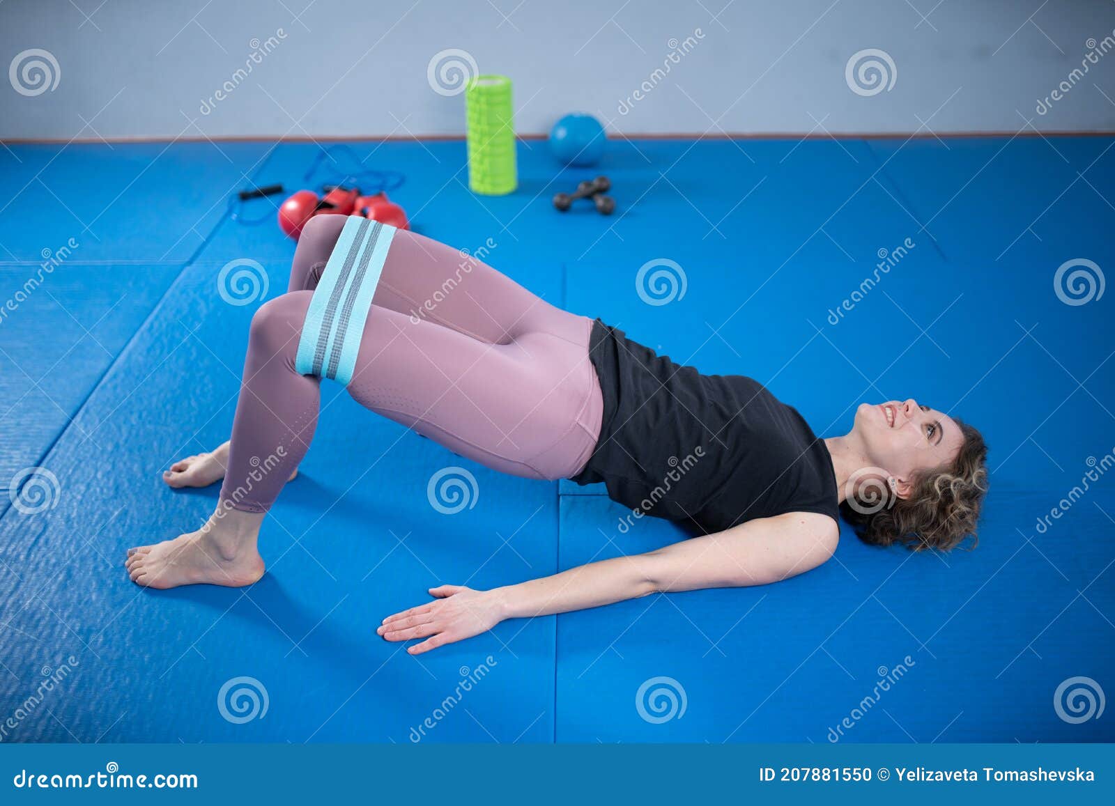 De gasten Pef Haiku Legs Woman Barefoot Doing Pilates Exercise with Elastic Fabric Resistance  Band. Resistance Bands for and Legs, Exercise Bands Stock Photo - Image of  female, body: 207881550
