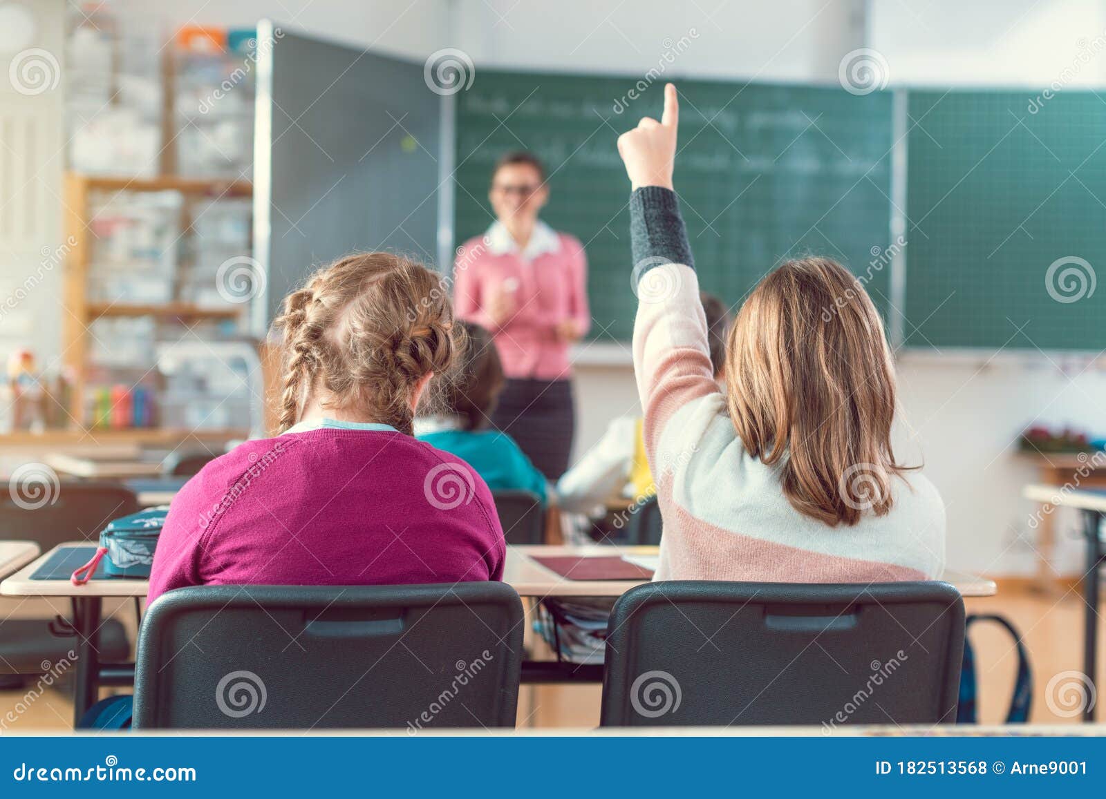 Lehrer Schulklasse Mit Den Sitzung Und Anhorung Schulern Stockfoto Bild Von Raum Erfahren 182513568