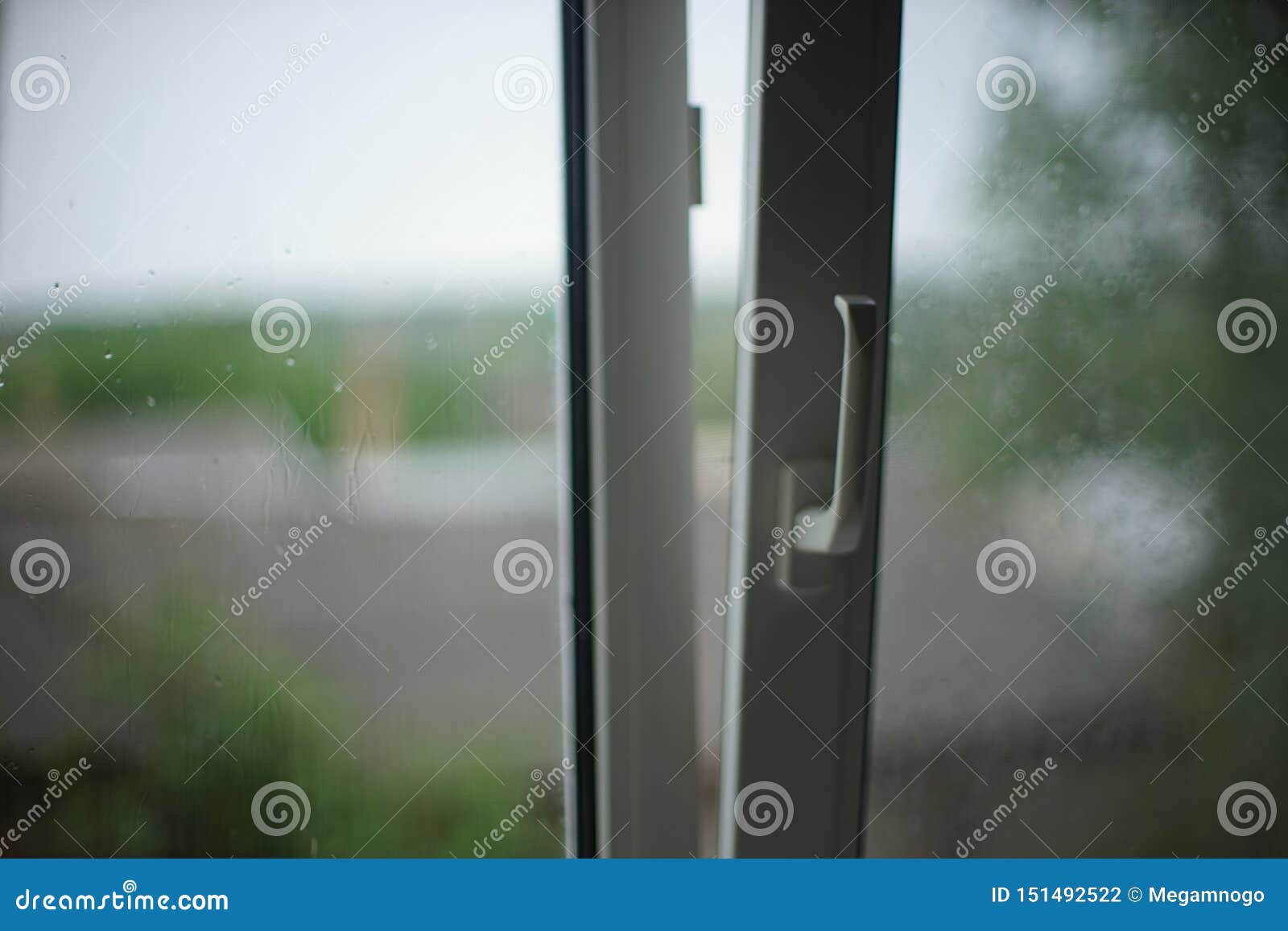 Leicht Offenes Fenster Mit Einem Griff Nasses Glas Mit