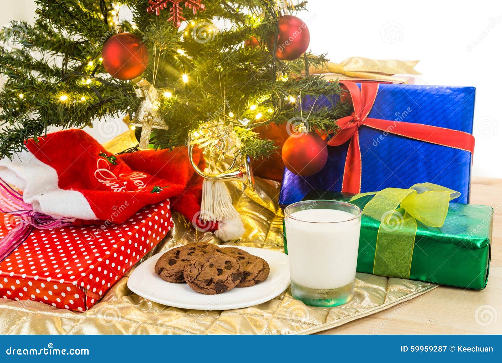 Leite E Cookies Para Papai Noel Sob a árvore De Natal Imagem de Stock - Imagem de placa, natal: 59959287 Leite E Cookies Para Papai Noel Sob a árvore De Natal Imagem de Stock - Imagem de placa, natal: 59959287