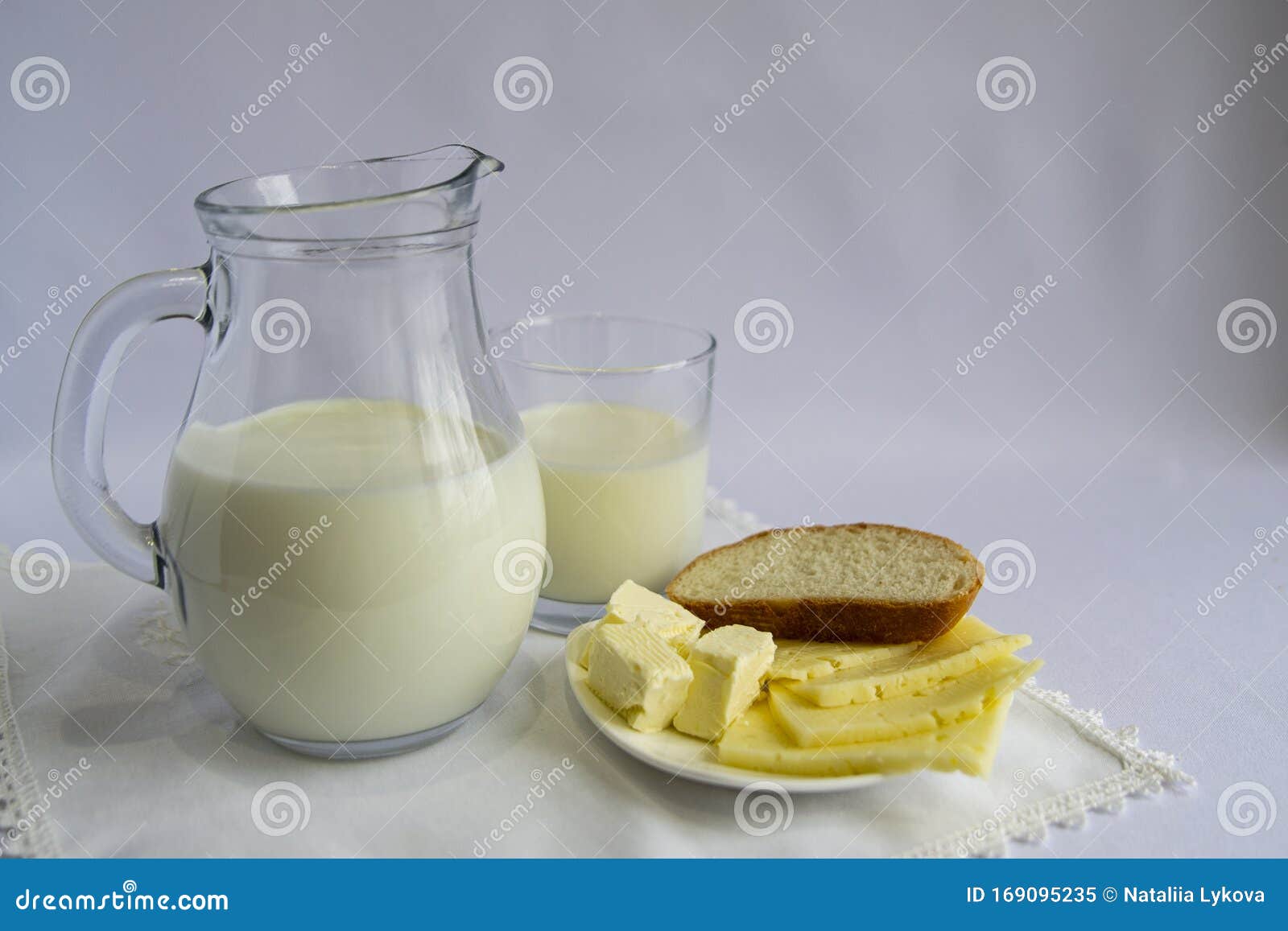 Leite, Queijo, Manteiga, Pão Branco Sobre Fundo Leve Imagem de Stock - Imagem de cozinha, leiteria: 169095235 Leite, Queijo, Manteiga, Pão Branco Sobre Fundo Leve Imagem de Stock - Imagem de cozinha, leiteria: 169095235