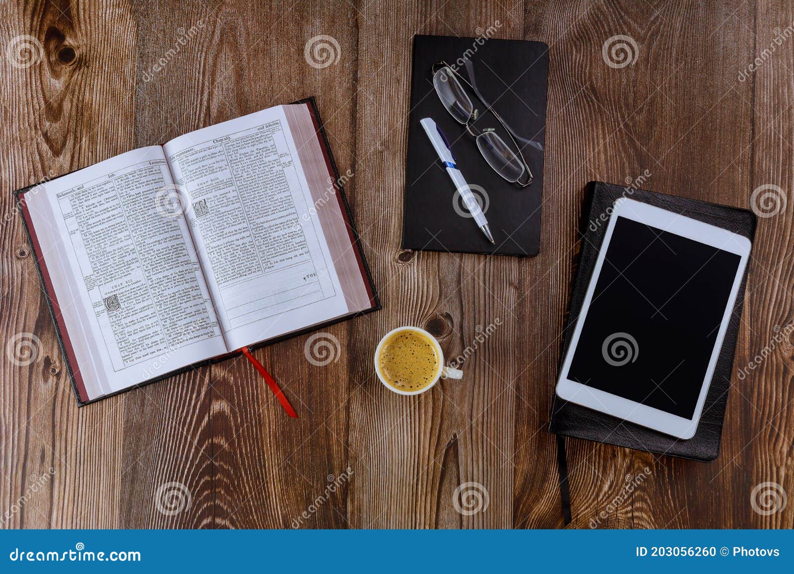 Foto Bíblia aberta ao lado de xícara de café e smartphone na mesa