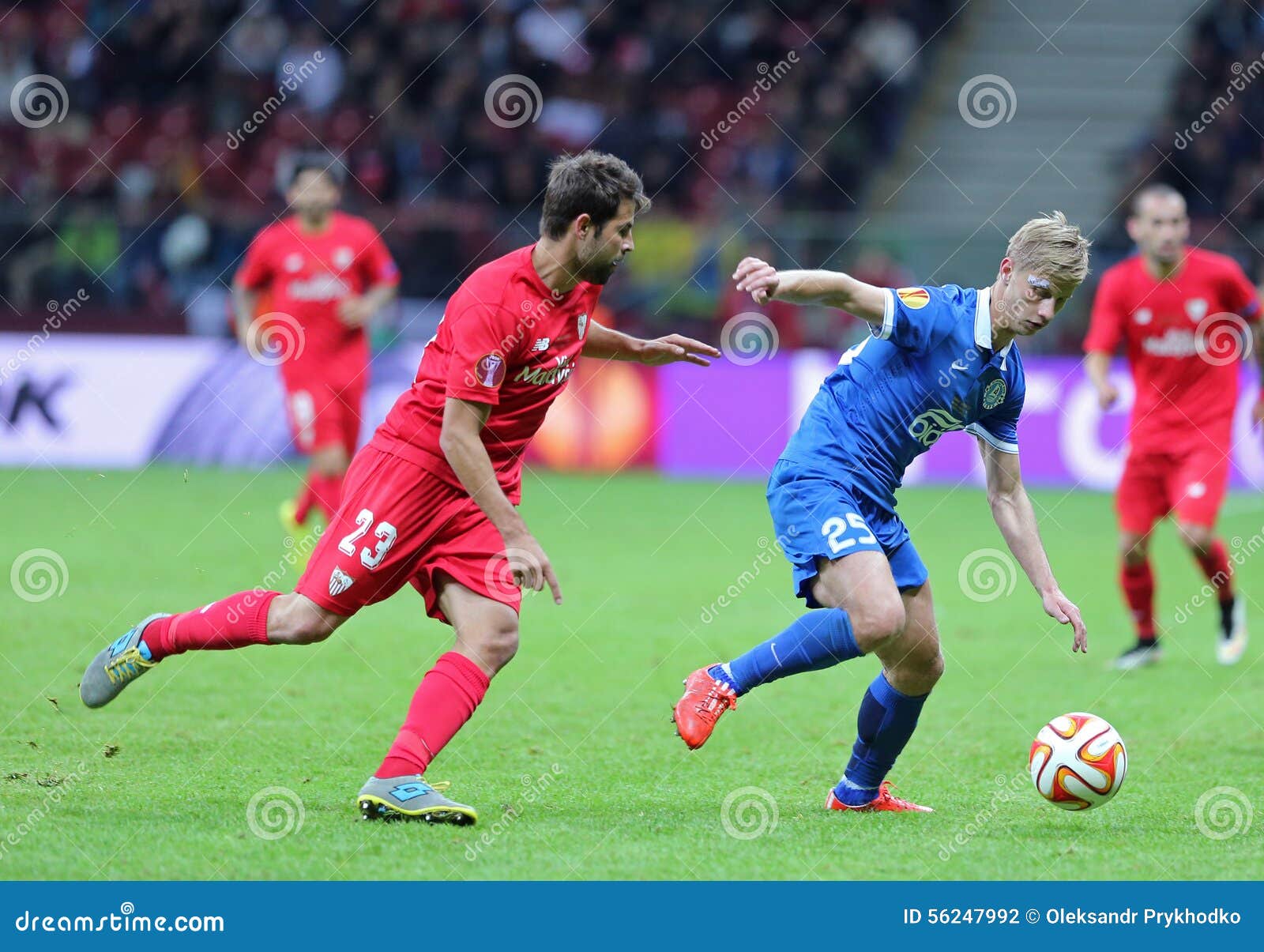 Lek för fotboll för UEFA-Europaliga sista Dnipro vs Sevilla. WARSZAWA POLEN - MAJ 27, 2015: Valeriy Fedorchuk av FC Dnipro (R) slåss för en boll med cola av FC Sevilla under deras sista lek för UEFA-Europaligan på Warszawamedborgarestadion