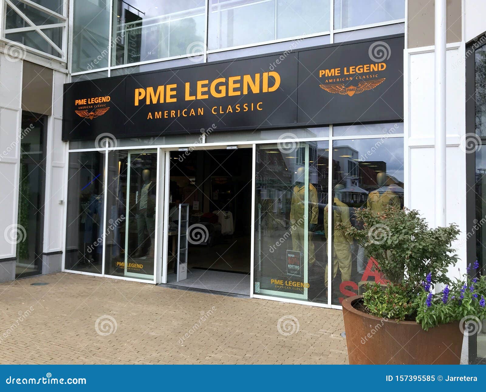 Aantrekkingskracht Luchtvaartmaatschappijen details Entrance of PME Legend Outlet Store. Editorial Image - Image of company,  lelystad: 157395585