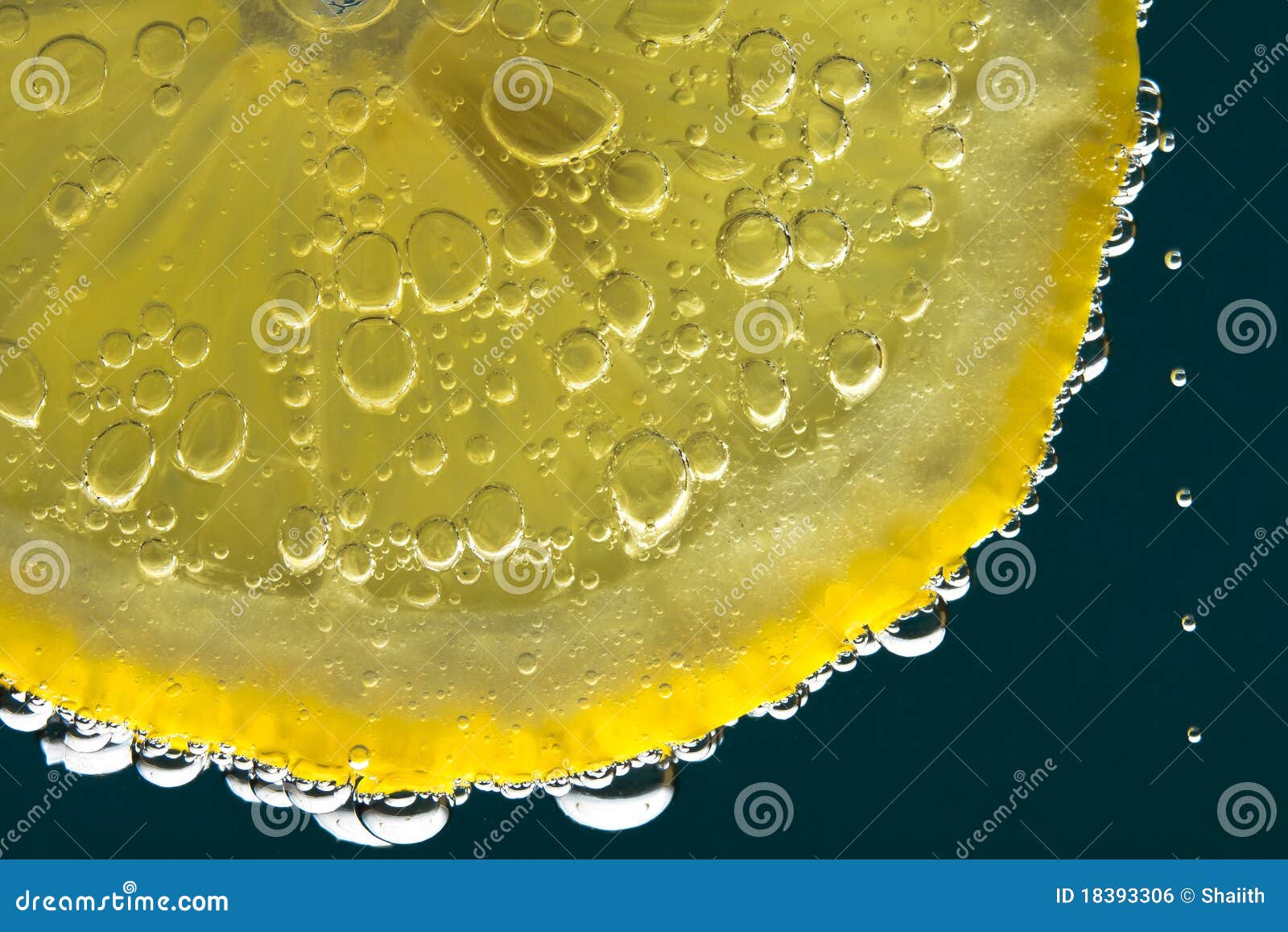 Дождики сольются в крупные. Лимон срез. Газировка с лимоном. Лимон в газированной воде. Срез лимона фото.