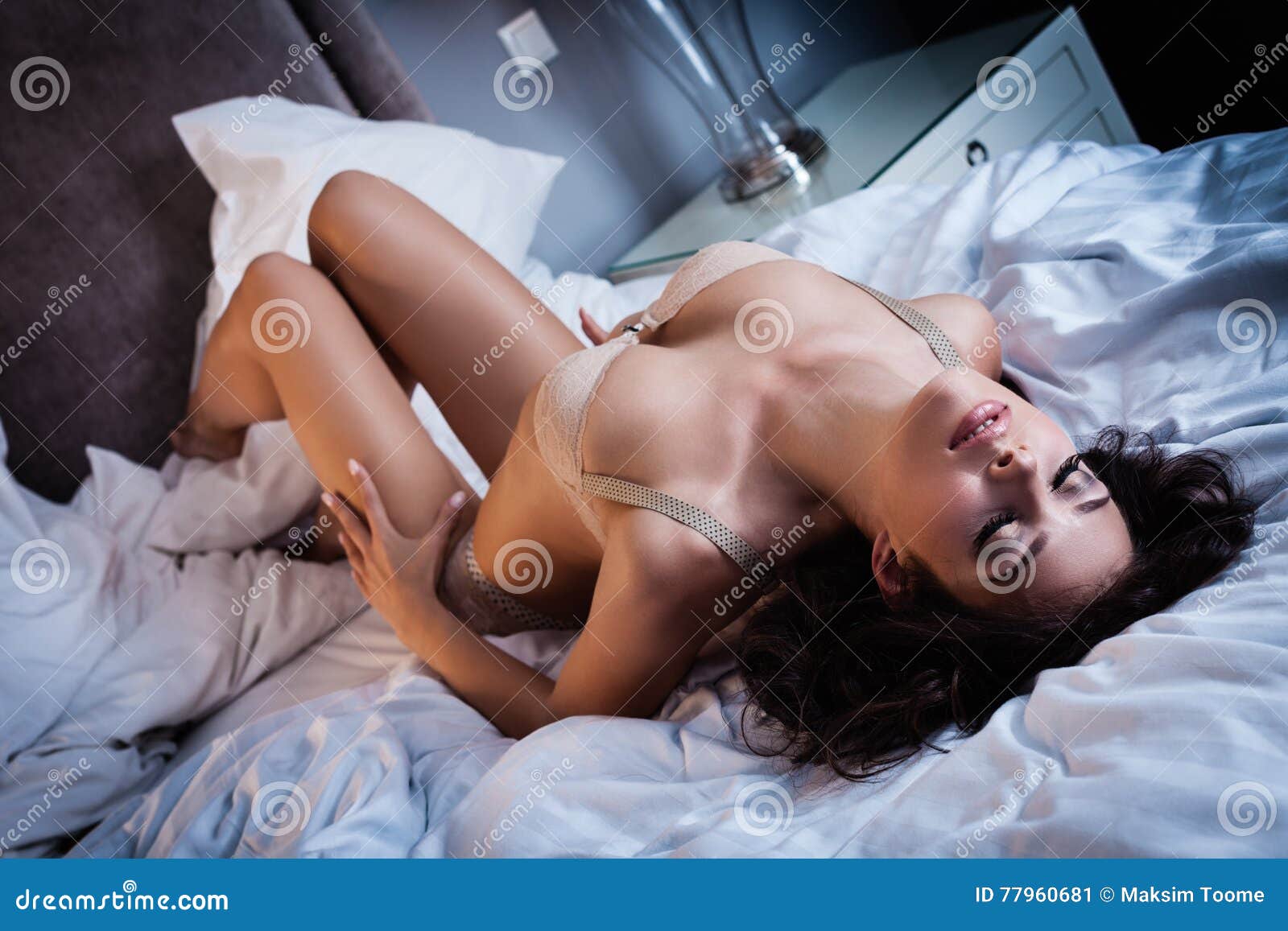 mayoria quemado repentinamente Lencería sexy en cama imagen de archivo. Imagen de maquillaje - 77960681 mayoria quemado repentinamente Lencería sexy en cama imagen de archivo. Imagen de maquillaje - 77960681