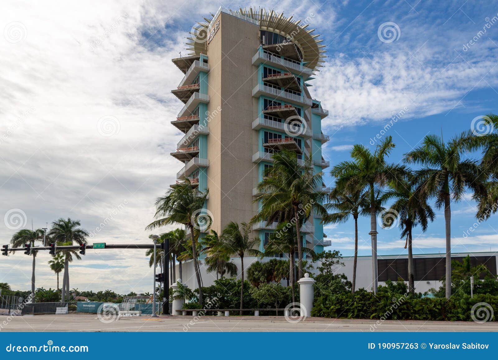 Lendário pier 66 hotel foto de stock editorial. Imagem de bonito