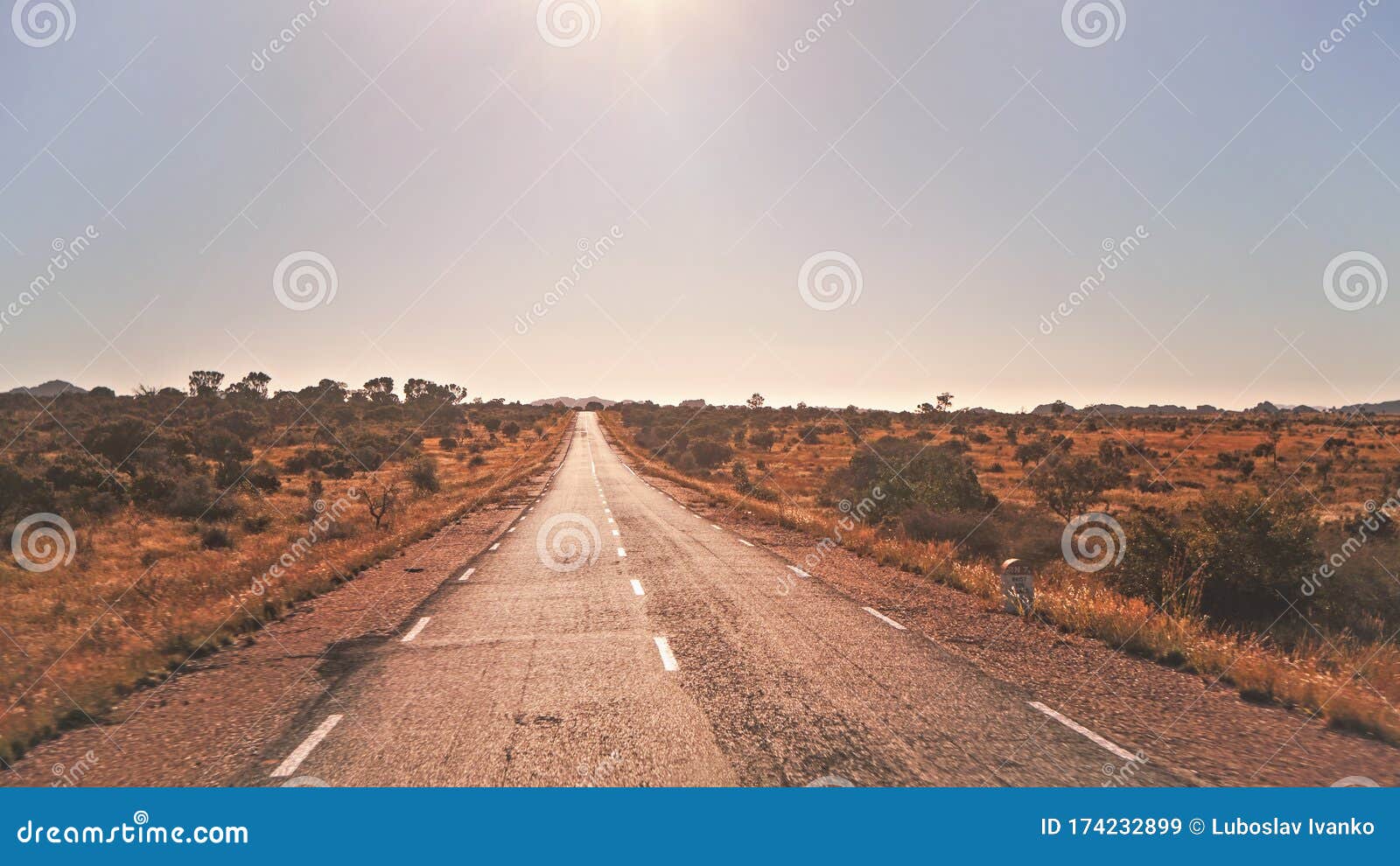 Lendário Rn7 Significa Rota Nacional Que Atravessa Savana Selvagem Vermelha  Africana Com Pequenas árvores E Arbustos Nos Lados Imagem de Stock - Imagem  de paisagem, destino: 174232899