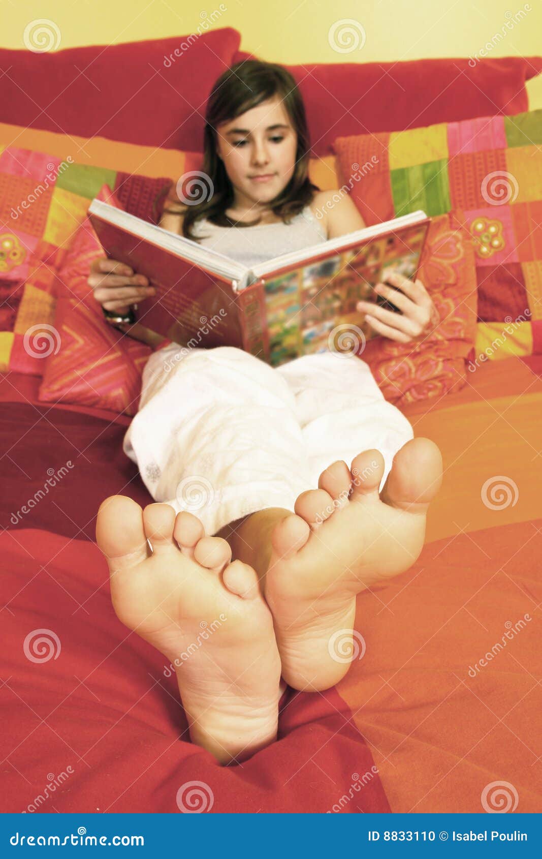 Feet ignore. Стопа книг. Книга с ногами. Девушка с книгой на кровати. Женские ноги с книгой.