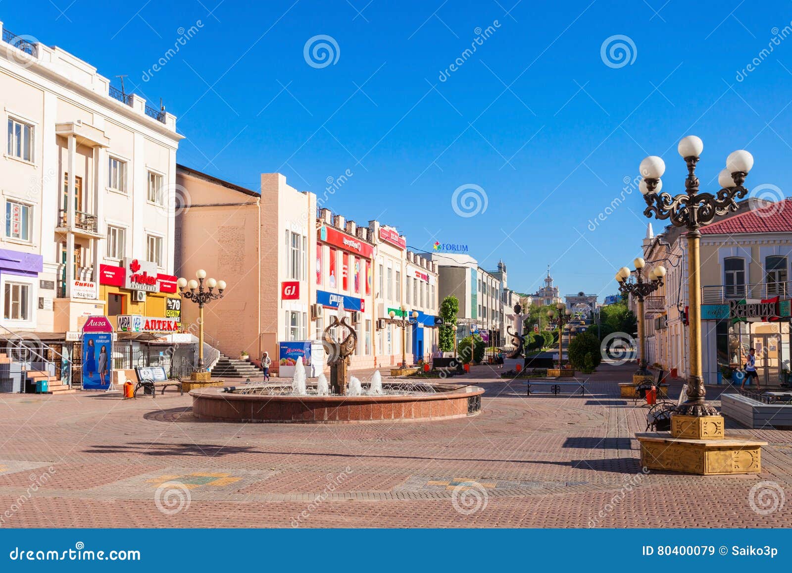 Lenina arbat zwyczajna ulica. ULAN-UDE ROSJA, LIPIEC, - 14, 2016: Ulitsa Lenina jest zwyczajnym arbat ulicą w centrum Ulan-Ude miasto, republika Buryatia, Rosja