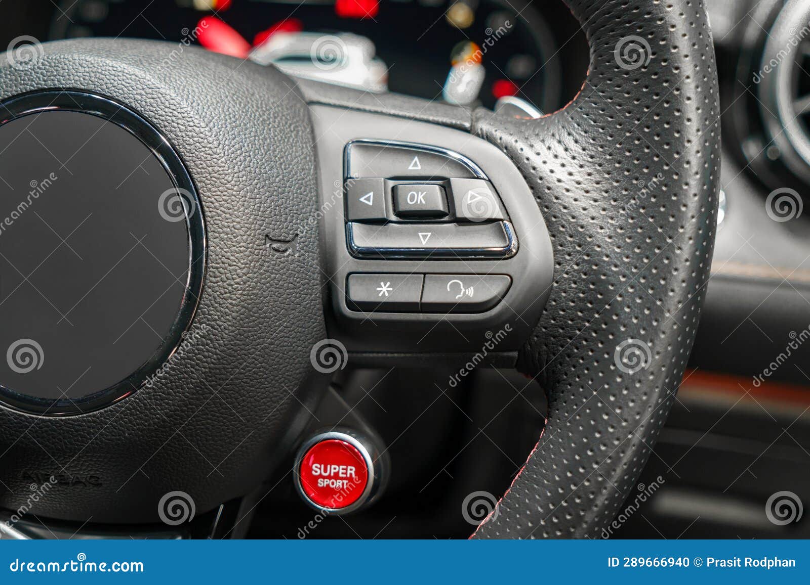 https://thumbs.dreamstime.com/z/lenkrad-multifunktionstasten-auf-dem-im-auto-mit-unserem-multifunktions-tasten-f%C3%BCr-den-einfachen-zugang-zu-audio-telefon-und-289666940.jpg