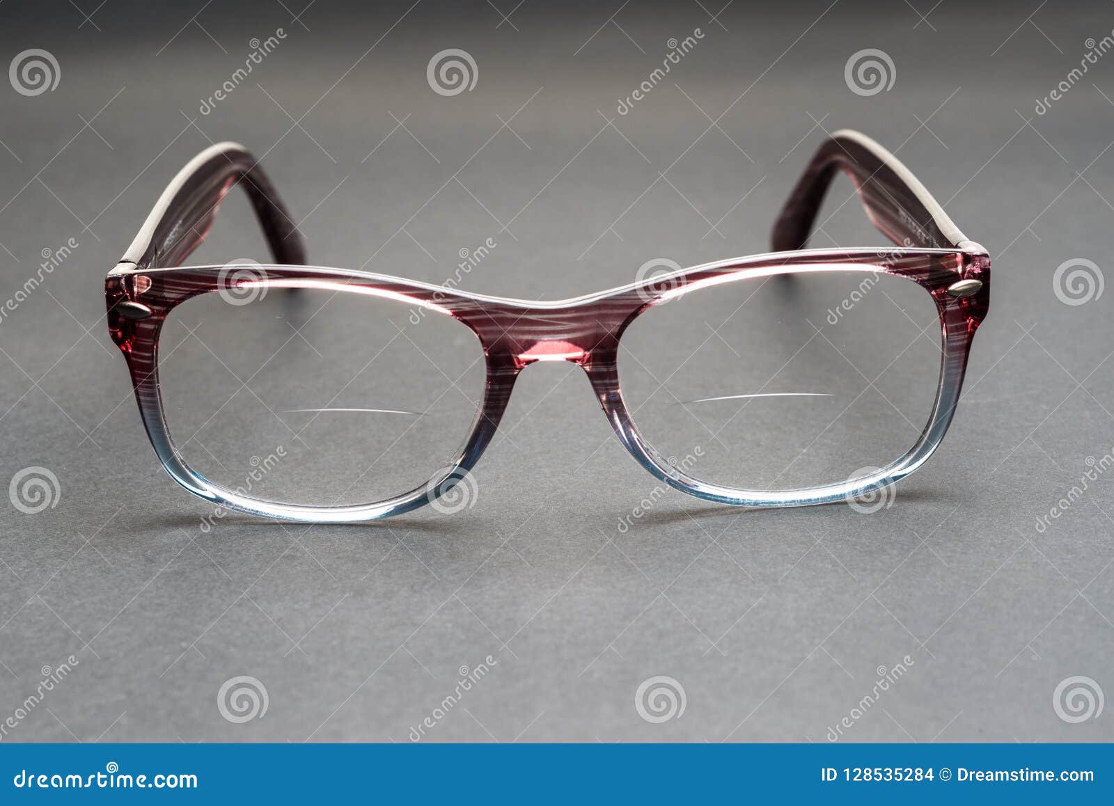 https://thumbs.dreamstime.com/z/lentes-con-las-bifocales-128535284.jpg