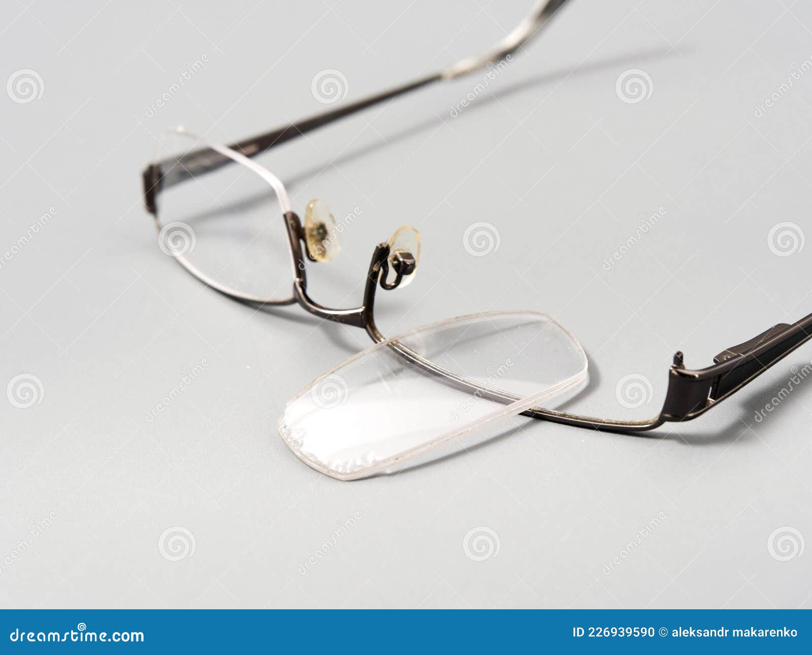 Lentes Rotos De Mala Suerte Lentes Ca dos Necesita Reparaci n Foto
