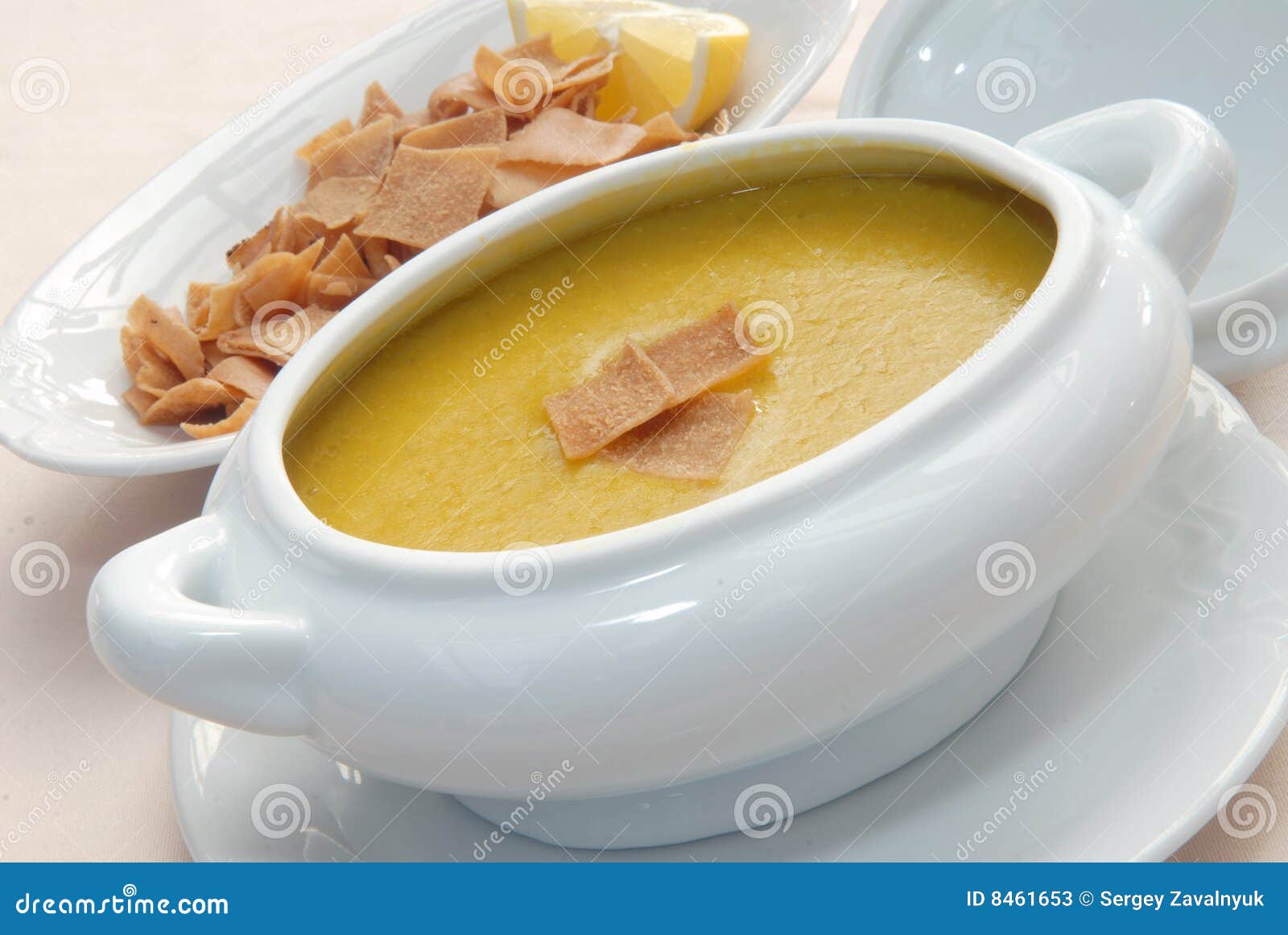 lentil soup with crackers