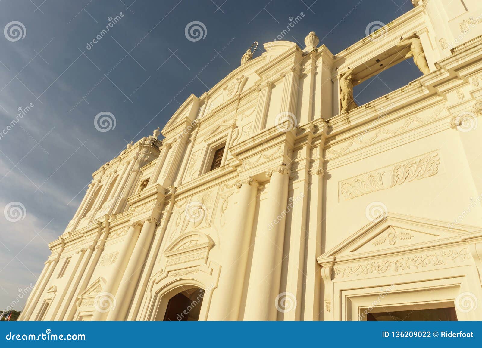 Antigua Guatemala vs León Nicaragua Leon-nicaragua-catedral-tur%C3%ADstica-im%C3%A1genes-del-viaje-136209022