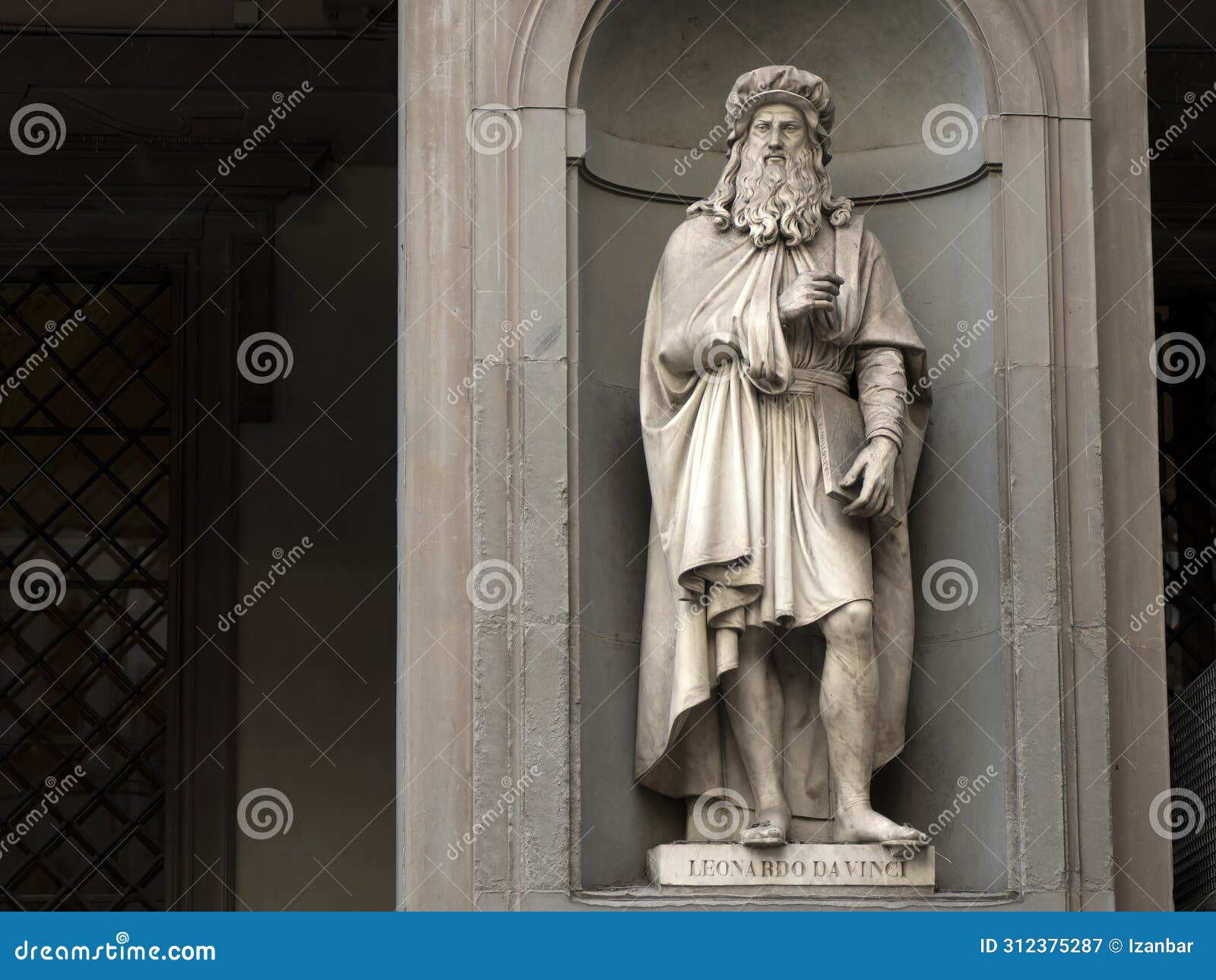 leonardo da vinci statue made by luigi pampaloni, 1839. it is located in the uffizi courtyard, in florence