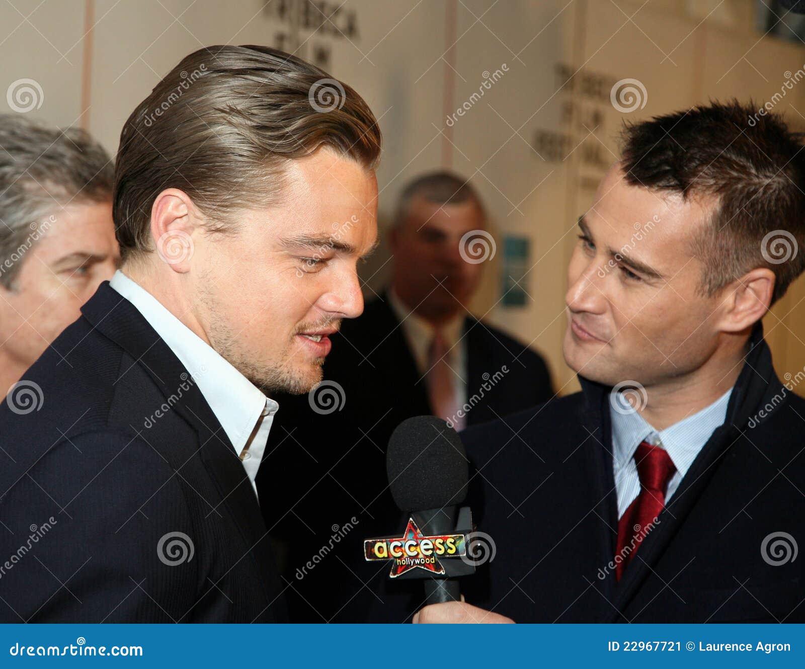 Leonardo DiCaprio pausa para uma entrevista do tapete vermelho para comentar, como o produtor, um pouco do que seu papel habituado como o ator, de  jardineiro de Eden,  que premiering no õ festival de película anual de Tribeca em New York City; Abril 26, 2007.