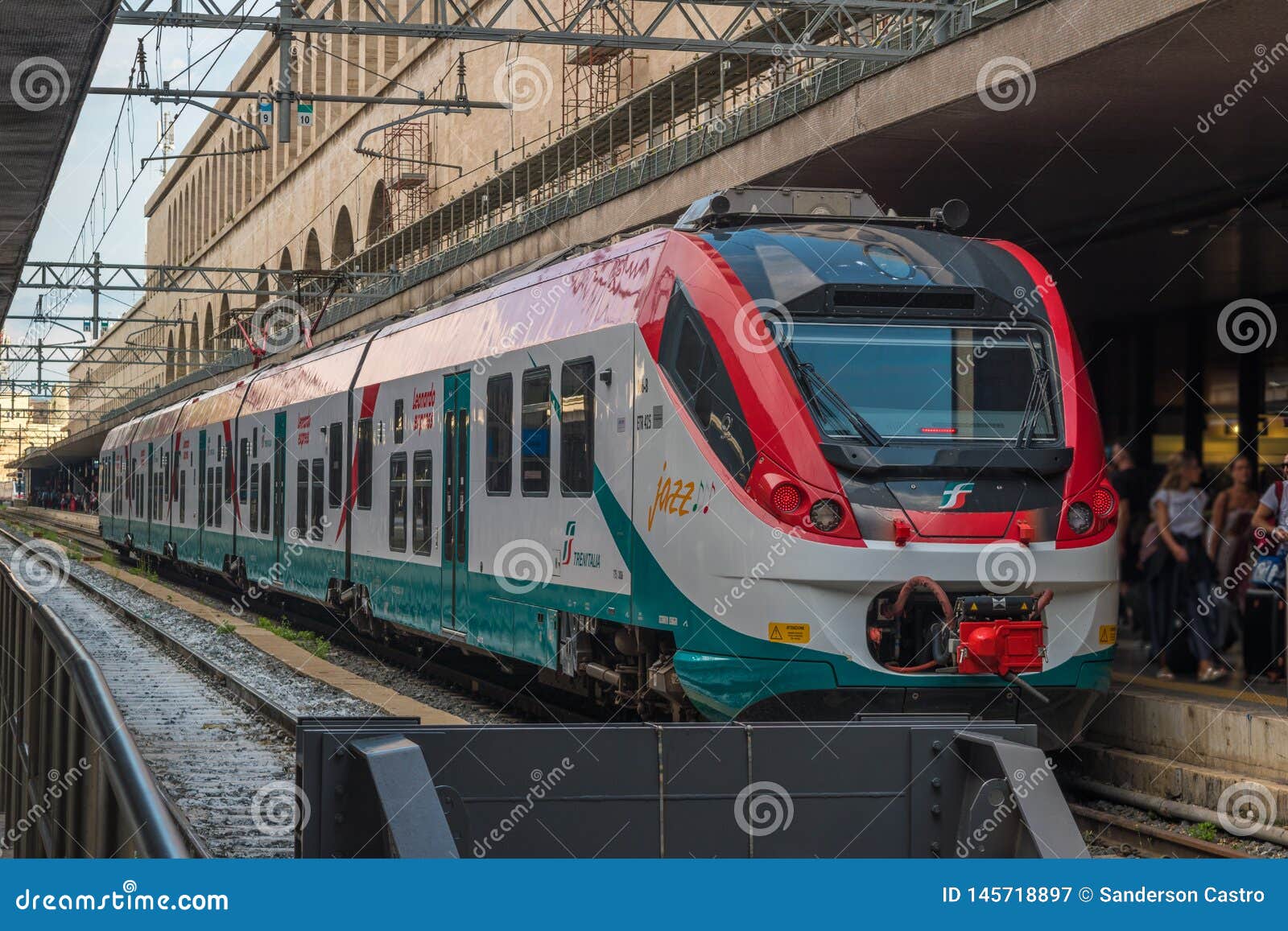 Leonardo Express Trenitalia Stoped at Roma Termini Train Station in Rome -  Italy Editorial Photography - Image of italy, platform: 145718897